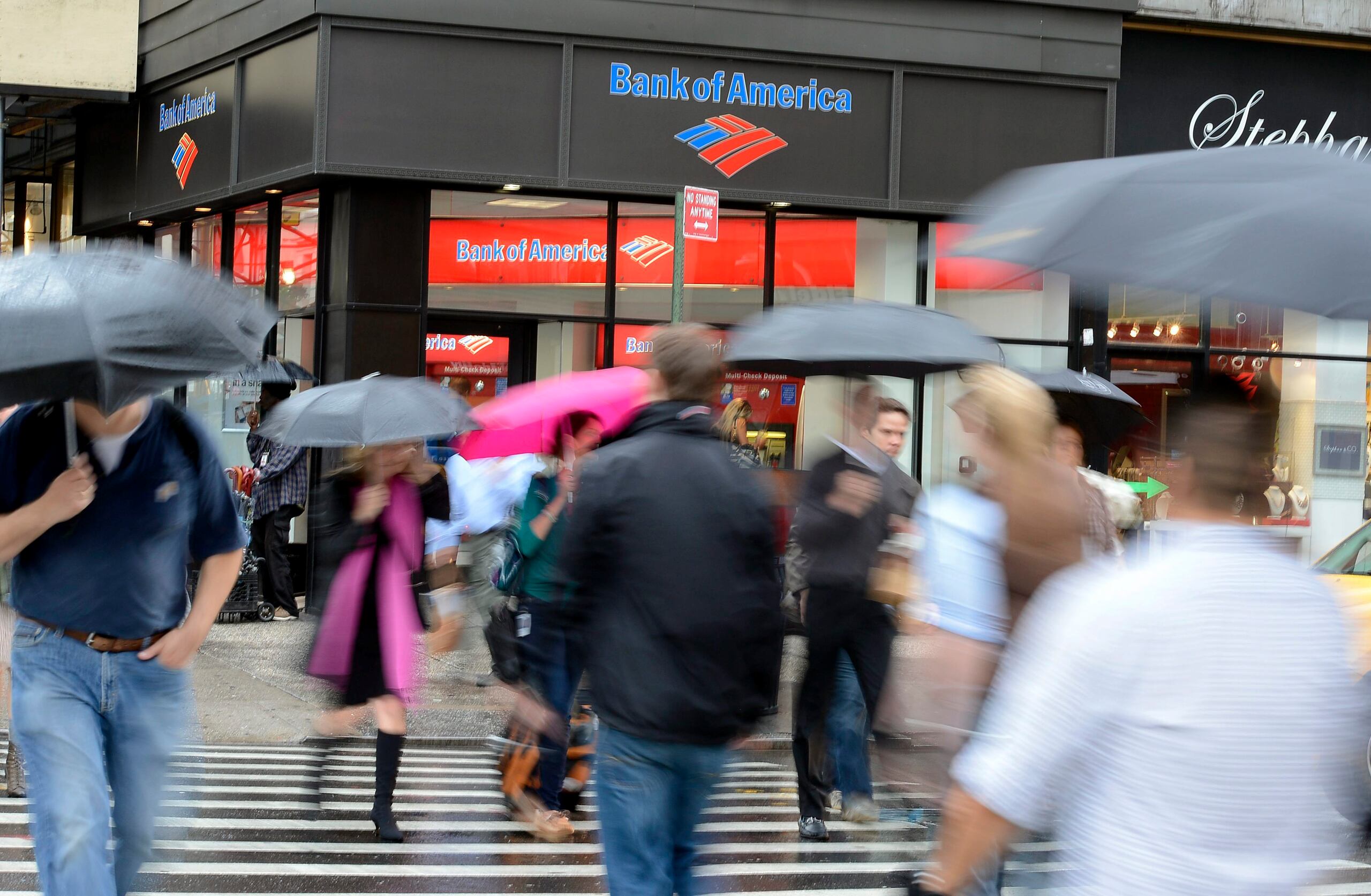 Bank of America, el segundo mayor banco de Estados Unidos, publicó este lunes que ganó en el primer semestre del año 13,314 millones de dólares, un 22.92 % menos que el año pasado.