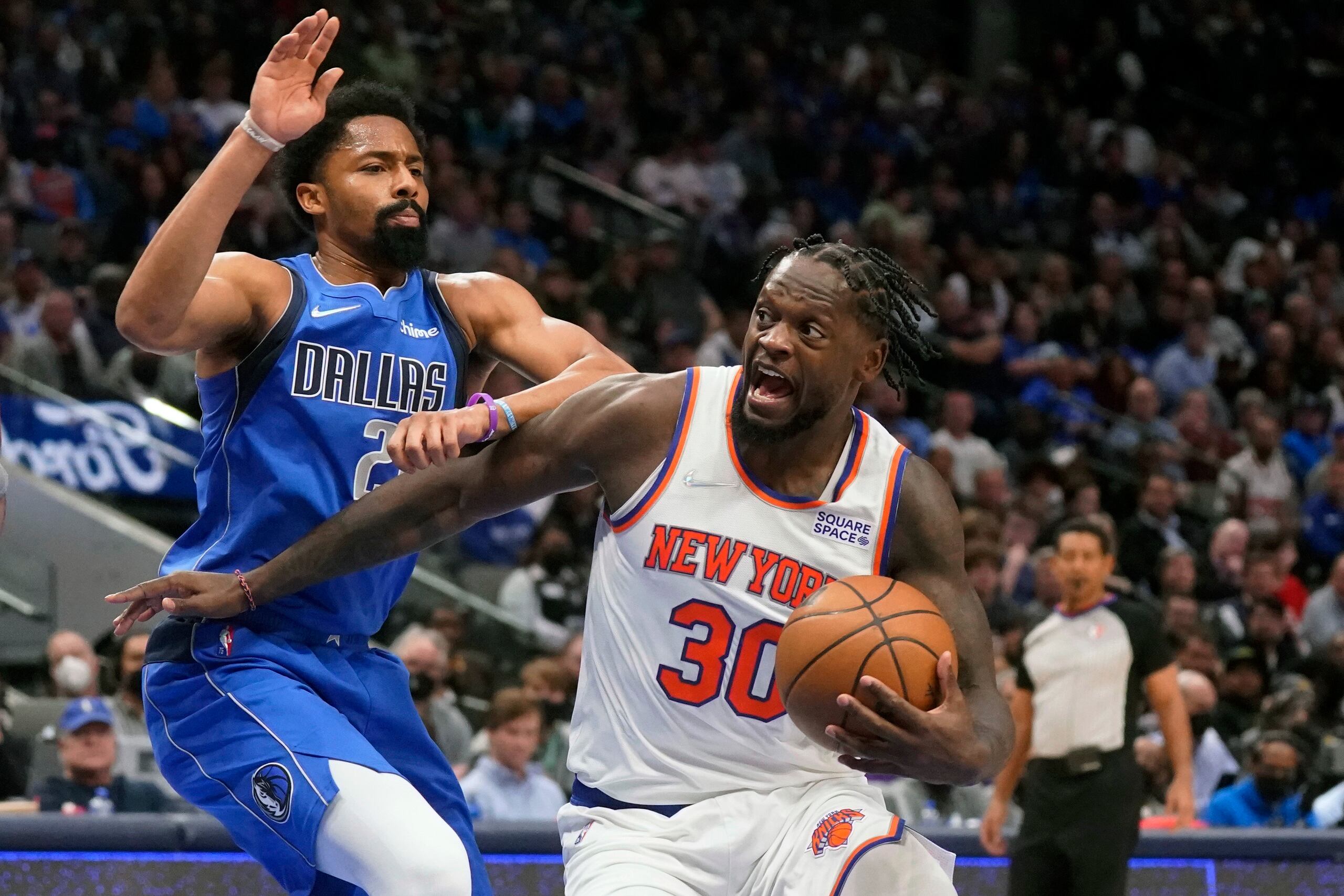 Julius Randle (30), de los Knicks de Nueva York, pasa sobre Spencer Dinwiddie (26), de los Mavericks de Dallas, durante la segunda mitad del juego de la NBA en Dallas.