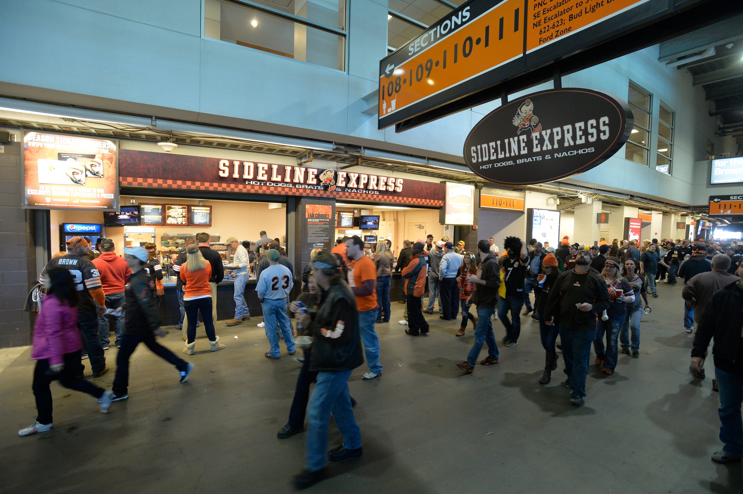 Aficionados pasan frente a las tiendas de comida previo a un partido de la NFL entre los Browns de Cleveland y los Steelers de Pittsburgh el año pasado. Esa simple experiencia cultural podría sufrir cambios cuando el deporte logre reactivarse.