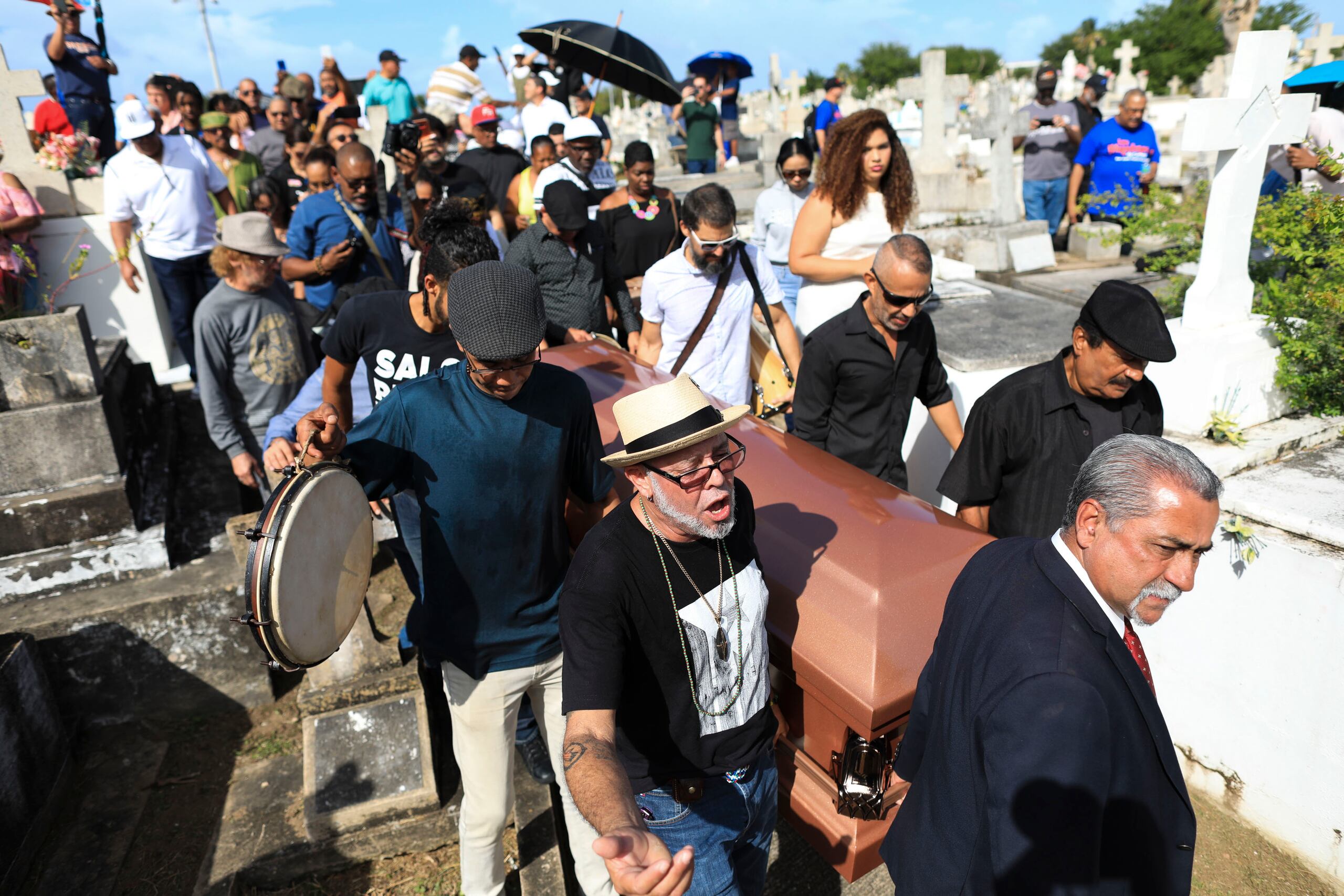 El sepelio del percusionista Ángel "Cachete" Maldonado se realizó en el cementerio de Villa Palmeras, en Santurce.  