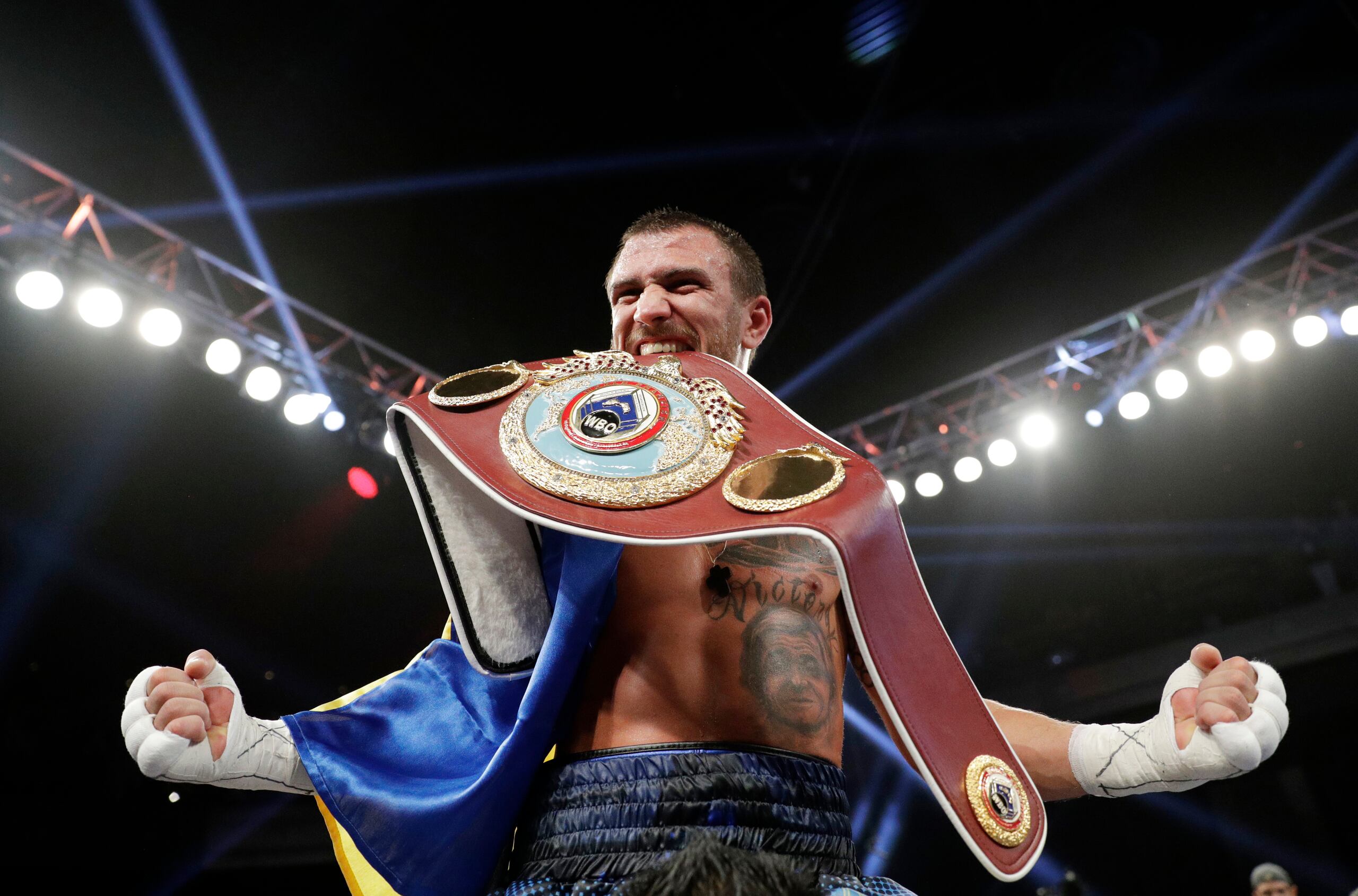 Vasiliy Lomachenko es el campeón peso ligero de la Organización Mundial de Boxeo (OMB), el Consejo Mundial de Boxeo (CMB) y la Asociación Mundial de Boxeo (AMB).