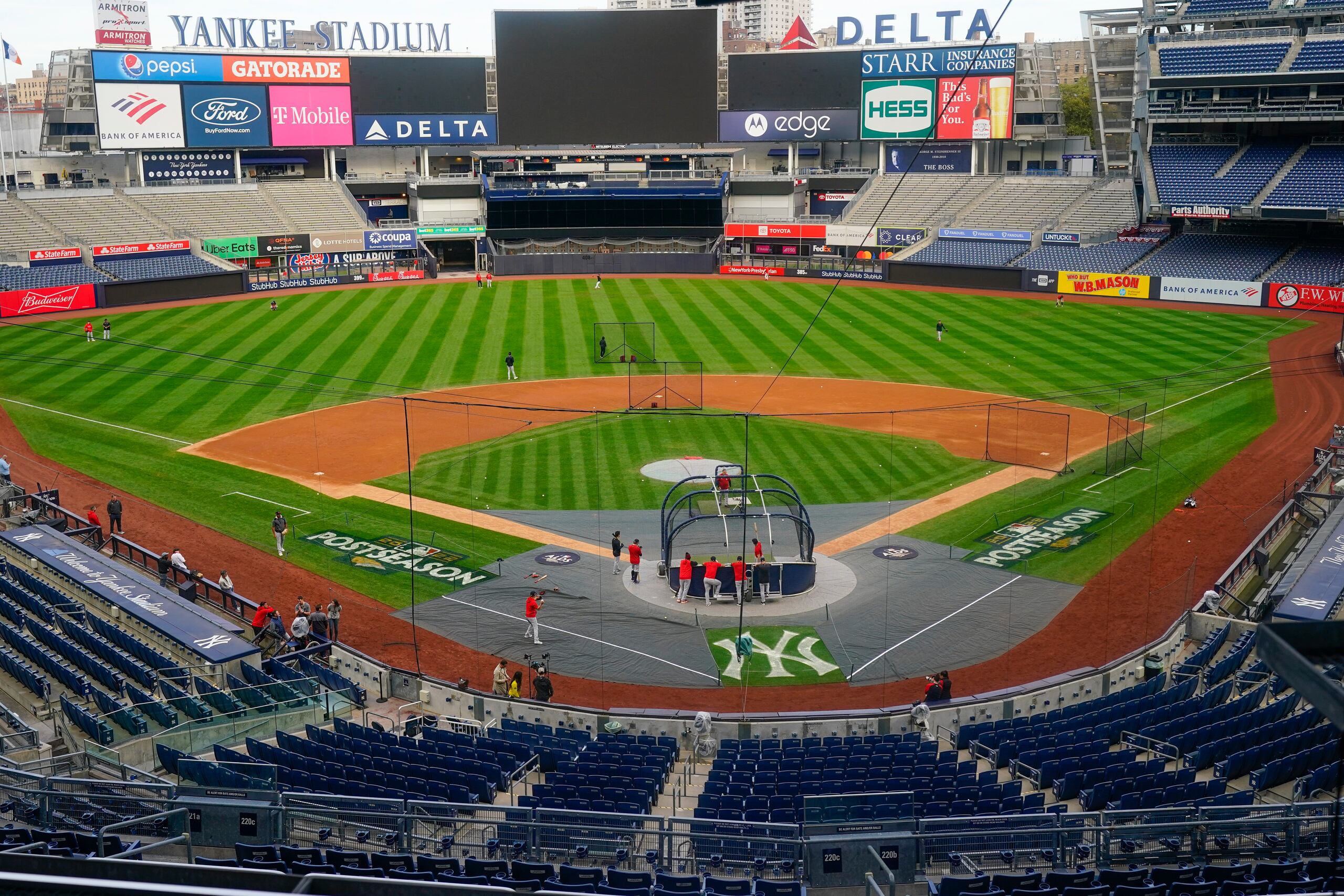 Jugadores de los Guardianes de Cleveland realizan una sesión de práctica para el segundo partido de la serie divisional de la Liga Americana ante los Yankees de Nueva York.