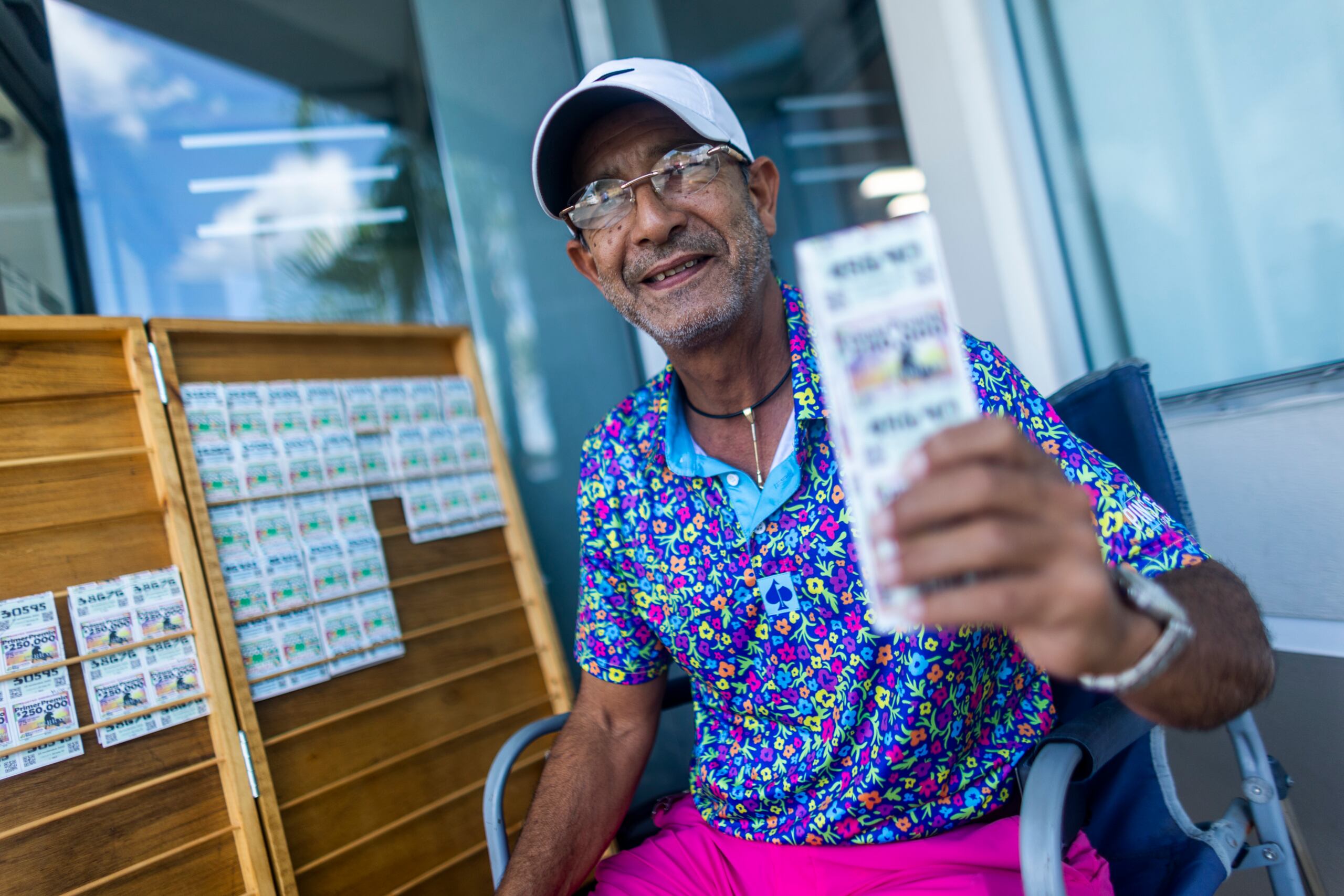 Por 36 años, Emilio Rodríguez se ha dedicado a vender Lotería Tradicional. Primero fue su abuelo, luego su padre y ahora su hijo.