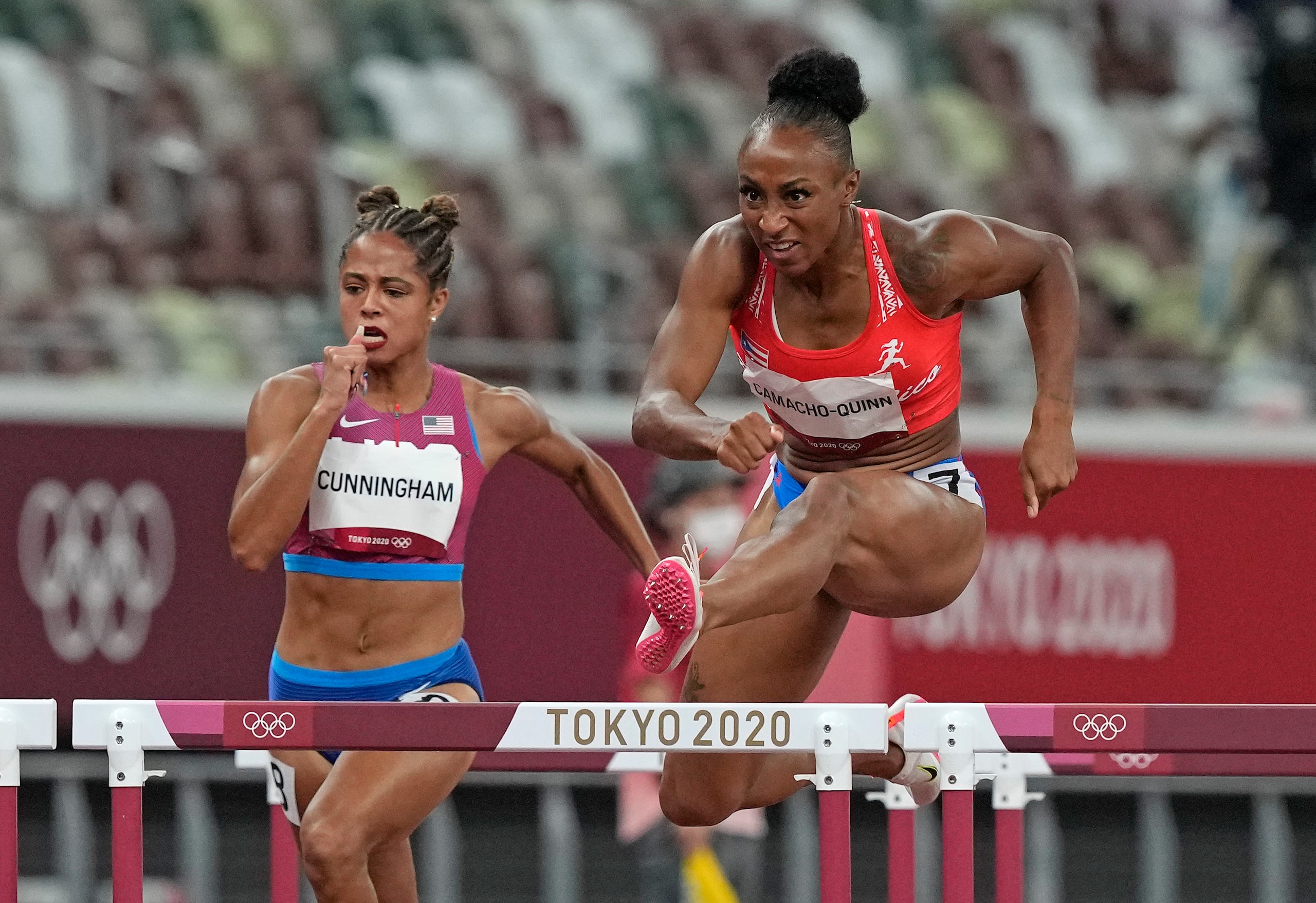 En el evento en que es medallista de oro olímpica, Jasmine Camacho-Quinn debe mantener precisión y ritmo para no derribar alguna valla y estropear su esfuerzo en la carrera.