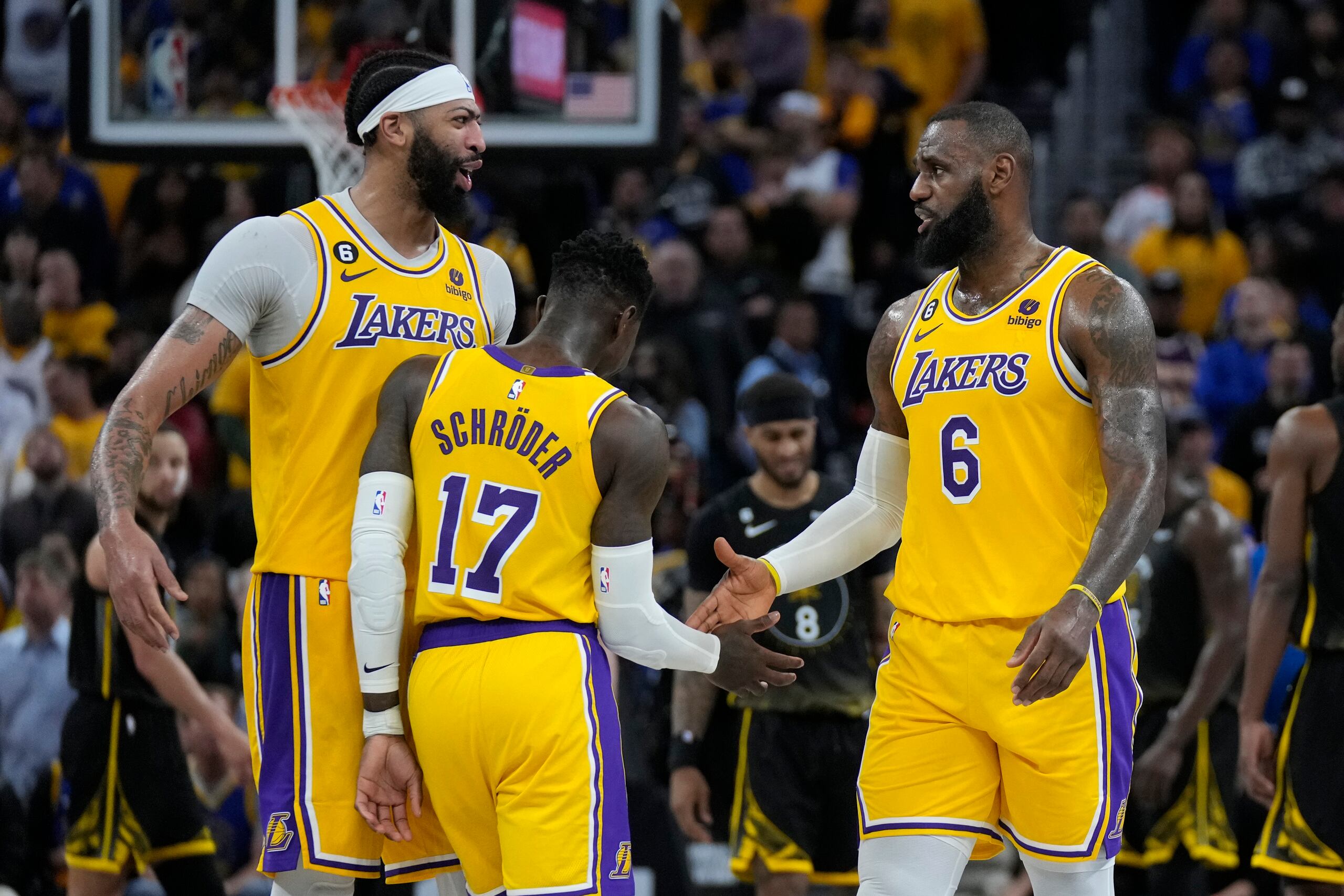 Anthony Davis, Dennis Schröder (17) y LeBron James festejan durante el primer partido de las semifinales del Oeste ante los Warriors de Golden State.