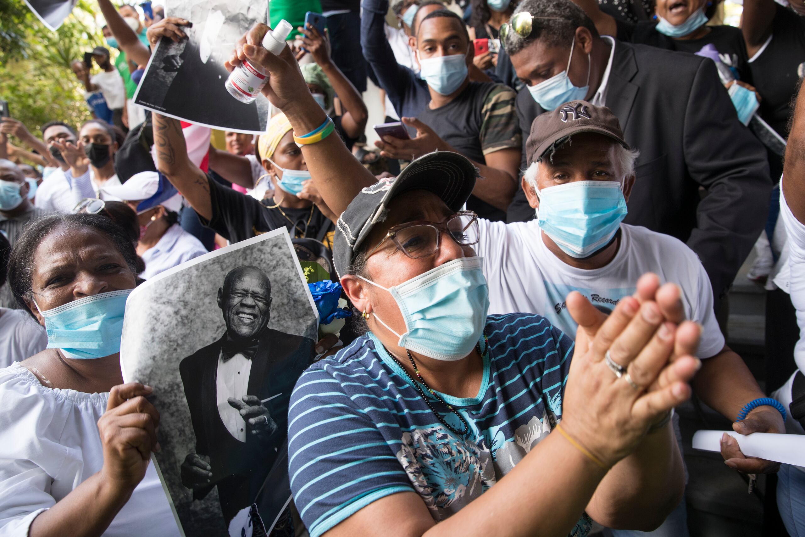 Seguidores del merenguero dominicano Johnny Ventura acompañan el cortejo fúnebre que recorre varias calles del sector capitalino de Villa Juana, donde nació el intérprete en 1940, durante un acto popular celebrado para despedirlo en el Palacio de los Deportes de Santo Domingo, República Dominicana.