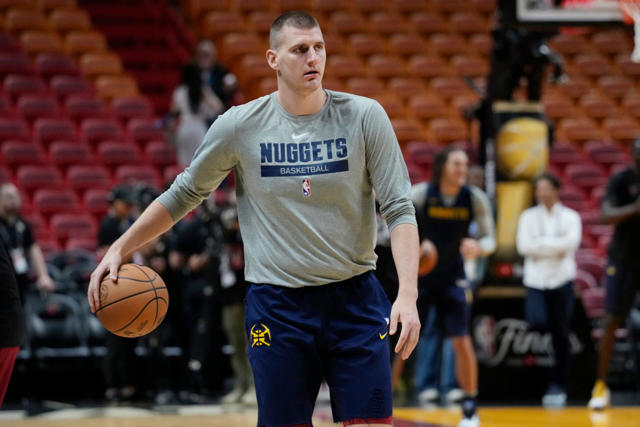 Nikola Jokic, centro de los Nuggets de Denver, calienta durante una práctica en Miami.