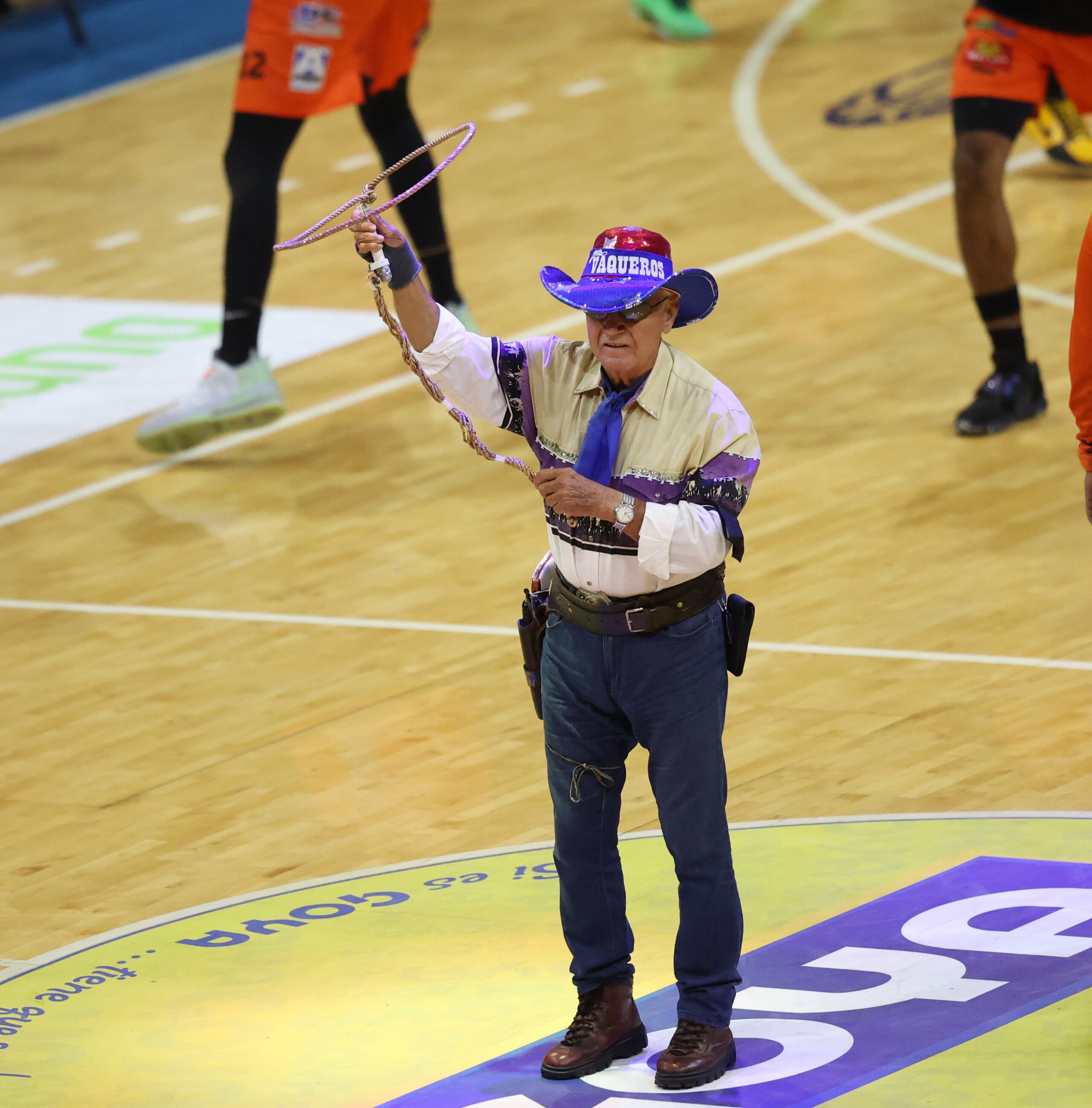 Luis Salvador Santiago lleva desde 1998 realizando en el Coliseo Rubén Rodríguez. El personaje surgió como parte de un programa televisivo del productor y animador Héctor Marcano.