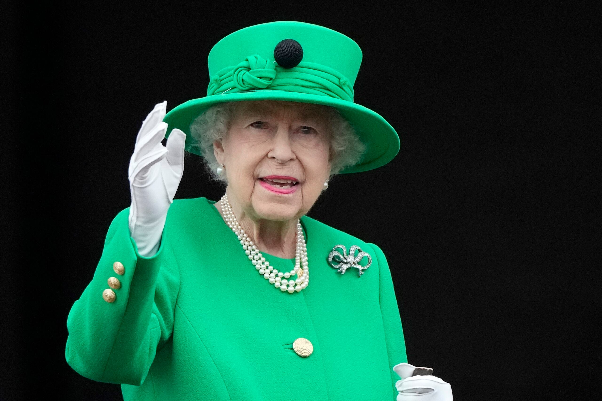 La reina Isabel II saluda a la multitud durante el desfile por su Jubileo de Platino en el Palacio de Buckingham en Londres el 5 de junio de 2022.