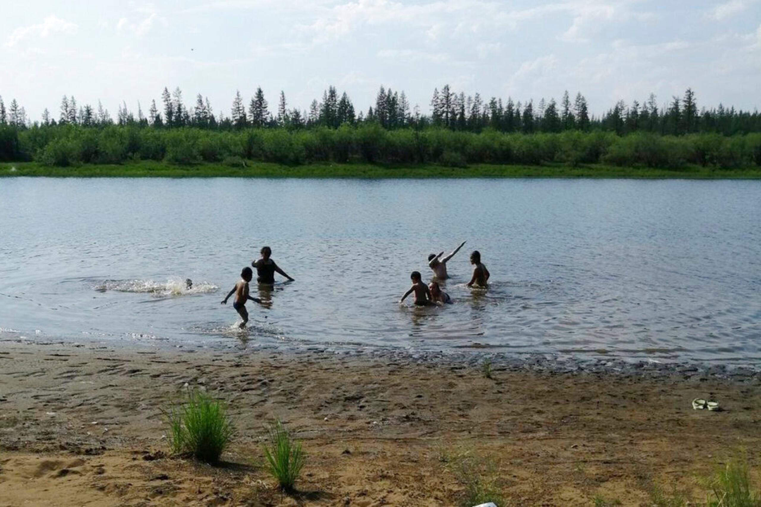 Niños jugaban ayer en el lago Krugloe, a las afueras de Verkhoyansk.