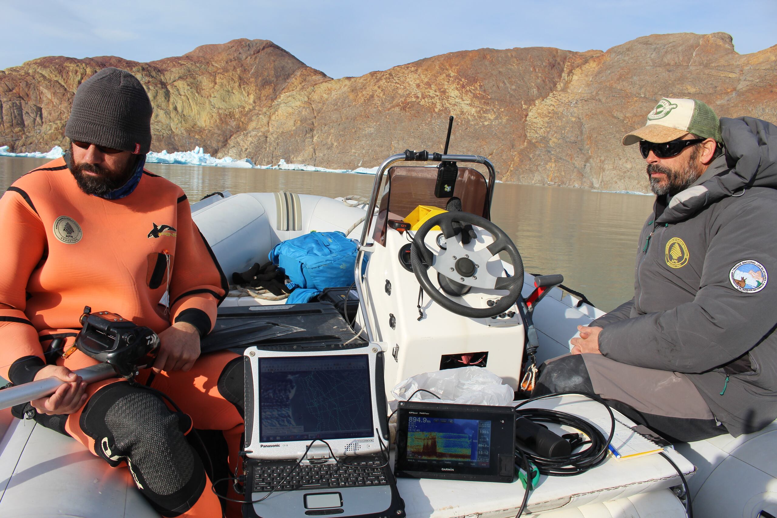 Fotografía cedida por la Universidad de Chile que muestra a dos científicos mientras trabajan en el lugar en el que se encuentra el que podría ser el lago más profundo del continente americano, en la Patagonia Austral, en Chile. (EFE/ Universidad De Chile)