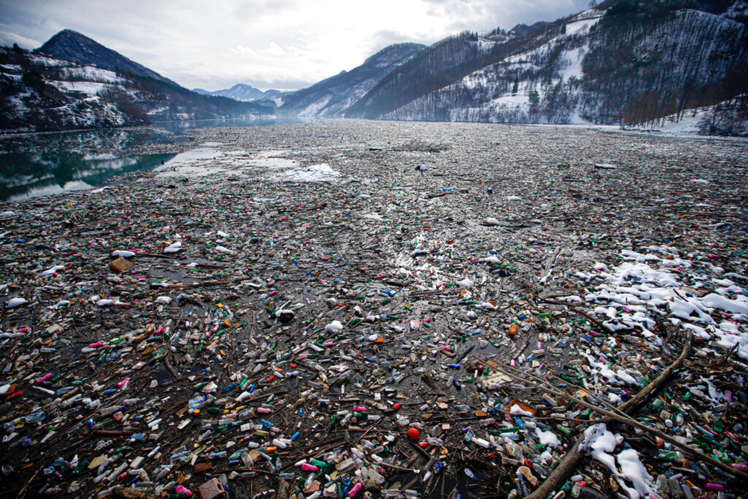 En esta foto del 22 de enero de 2021 se observan botellas de plástico y otros desechos flotando en el lago Potpecko, en Serbia.