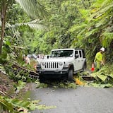 Rescatan más de 20 turistas que quedaron incomunicados en El Yunque