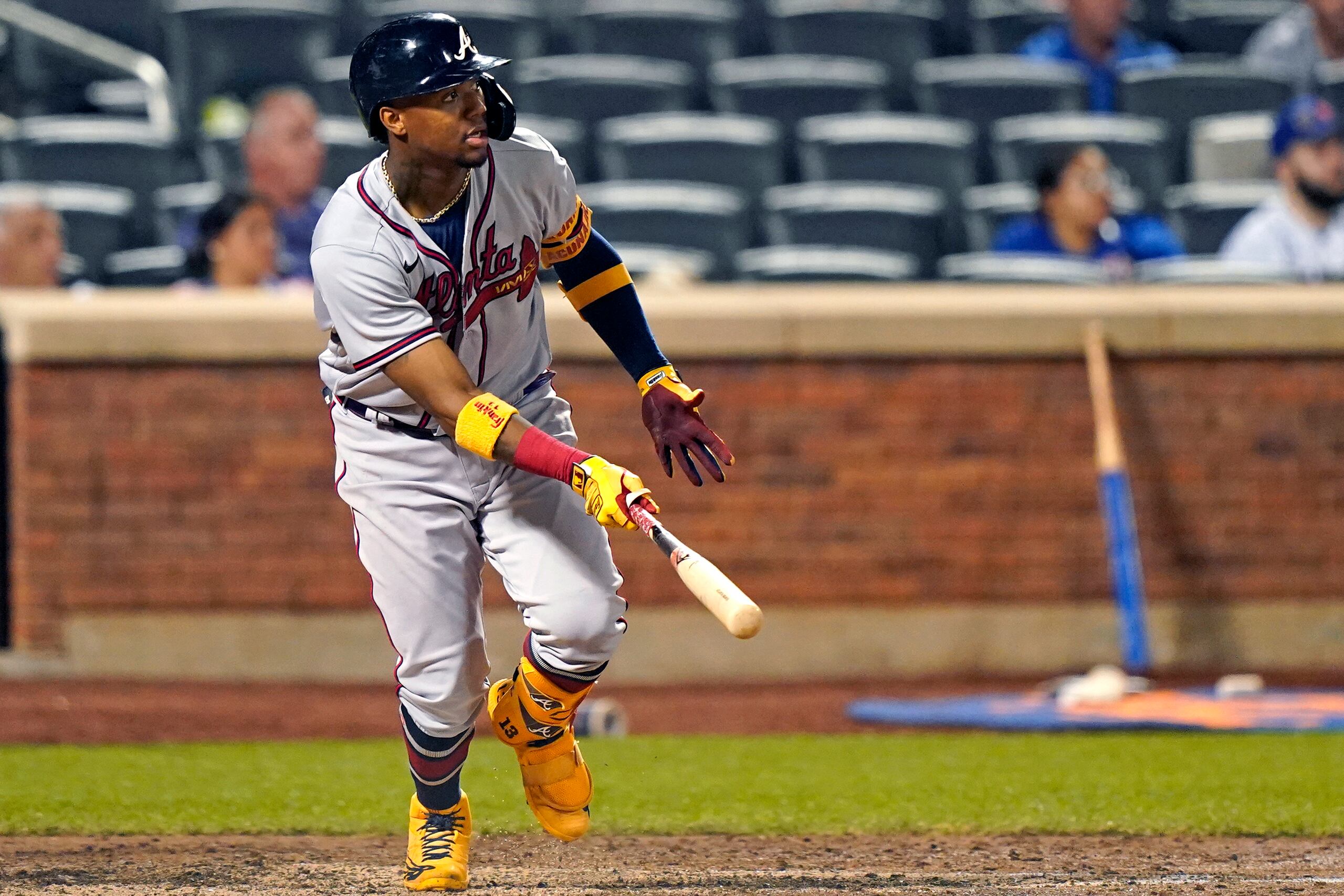 Ronald Acuña Jr. de los Bravos de Atlanta tras batear un jonrón ante los Mets de Nueva York, el 21 de junio de 2021. (AP Foto/Kathy Willens)