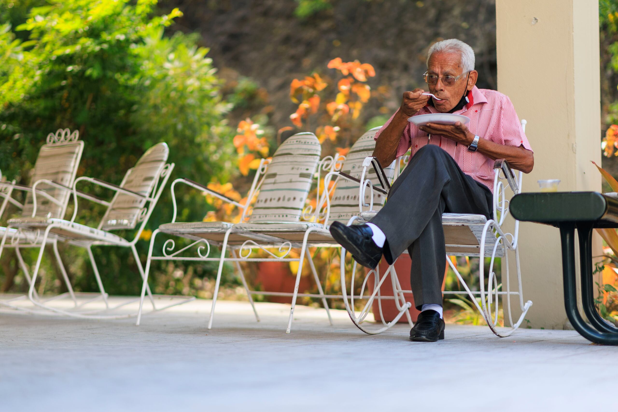 Luis Antonio Rodríguez Ortiz, de 84 años y uno de los participantes, disfruta de un almuerzo provisto en Villa Madrid.
