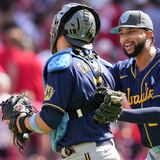 Víctor Caratini dispara jonrón de dos carreras para guiar el triunfo de los Brewers