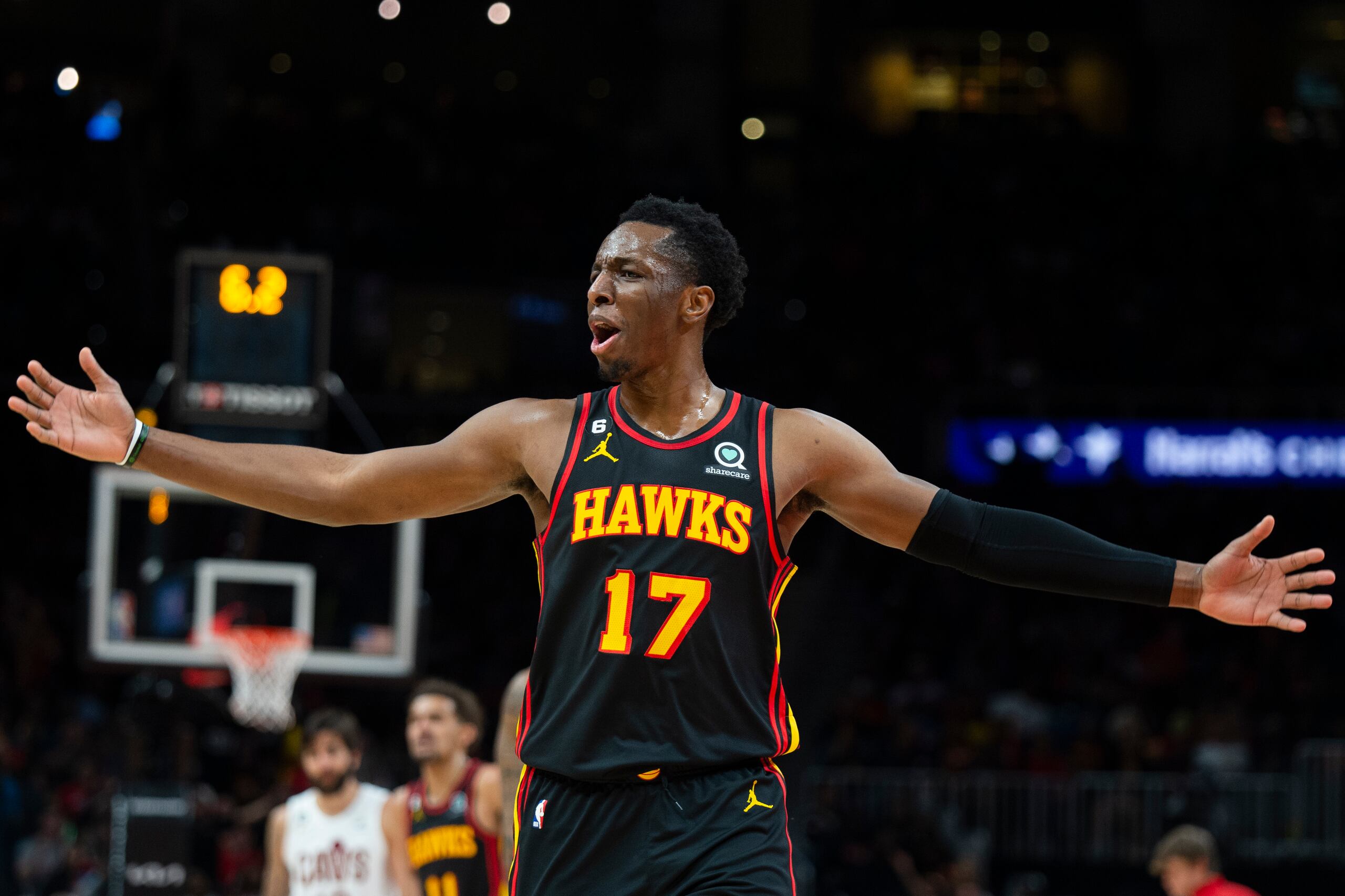 Onyeka Okongwu, alero de los Hawks de Atlanta, festeja durante el partido ante los Cavaliers de Cleveland del martes.