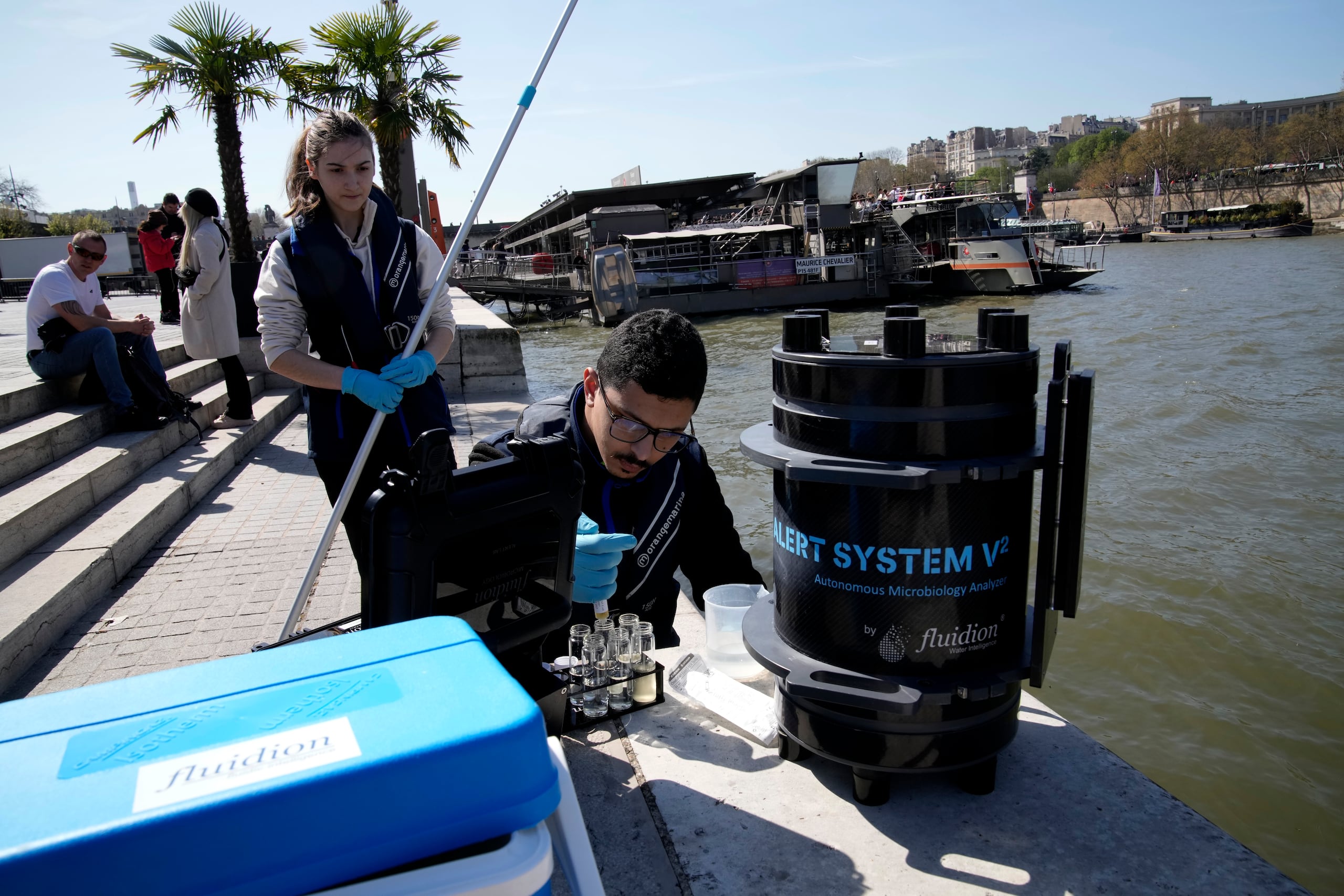 El técnico Omar Bach-Rais toma muestras de agua del Río Sena para analizar, junto a la becaria de investigación de microbiología Aurelie Lemaire, en París, el miércoles 5 de abril de 2023. Una costosa y compleja operación de limpieza está resucitando el Sena justo a tiempo para que tenga un papel protagonista en los Juegos de París de 2024 y más adelante pueda cumplir con su reputación de río más romántico del mundo, uno que de verdad sea apto para la gente. (AP Foto/Christophe Ena)