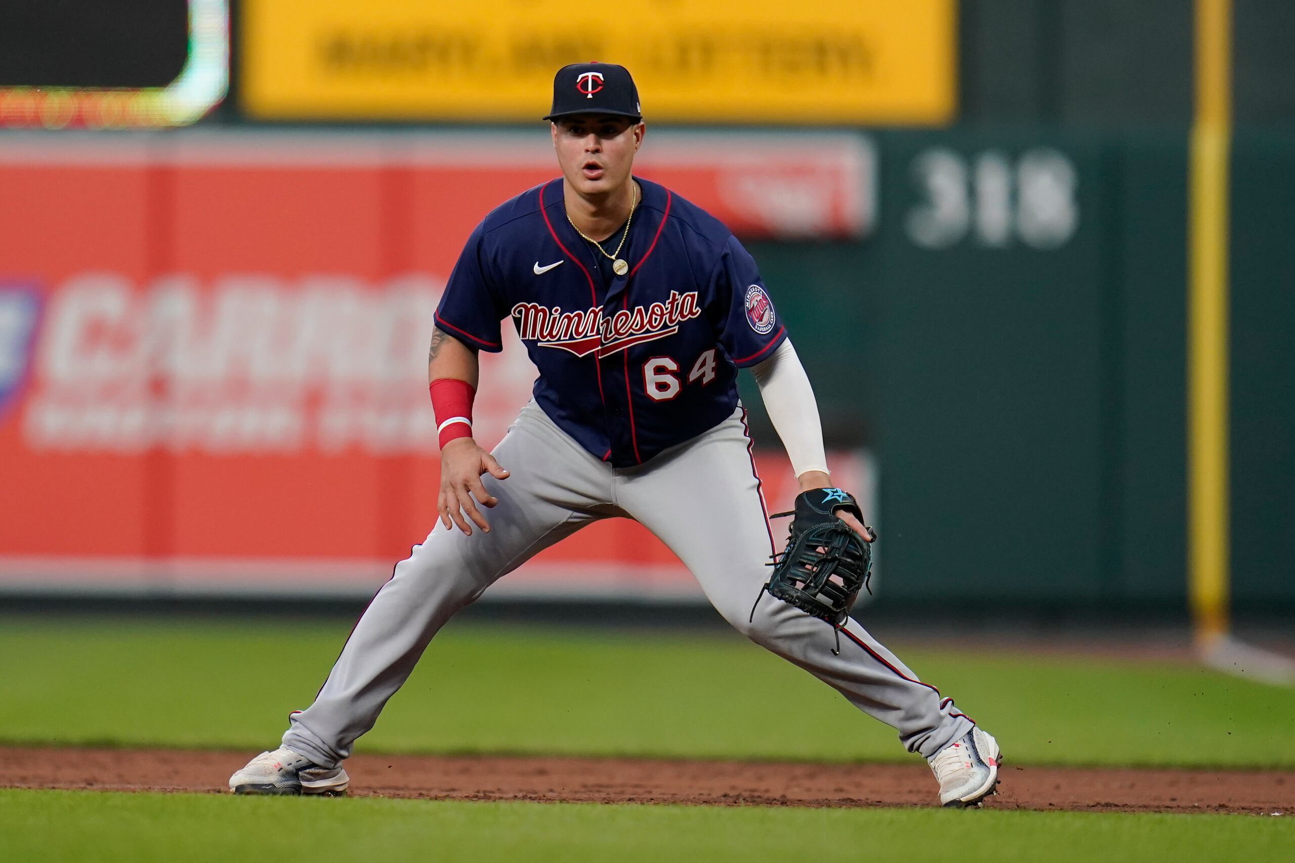 José Miranda defiende la inicial por los Twins de Minnesota en el partido del martes ante los Orioles de Baltimore.