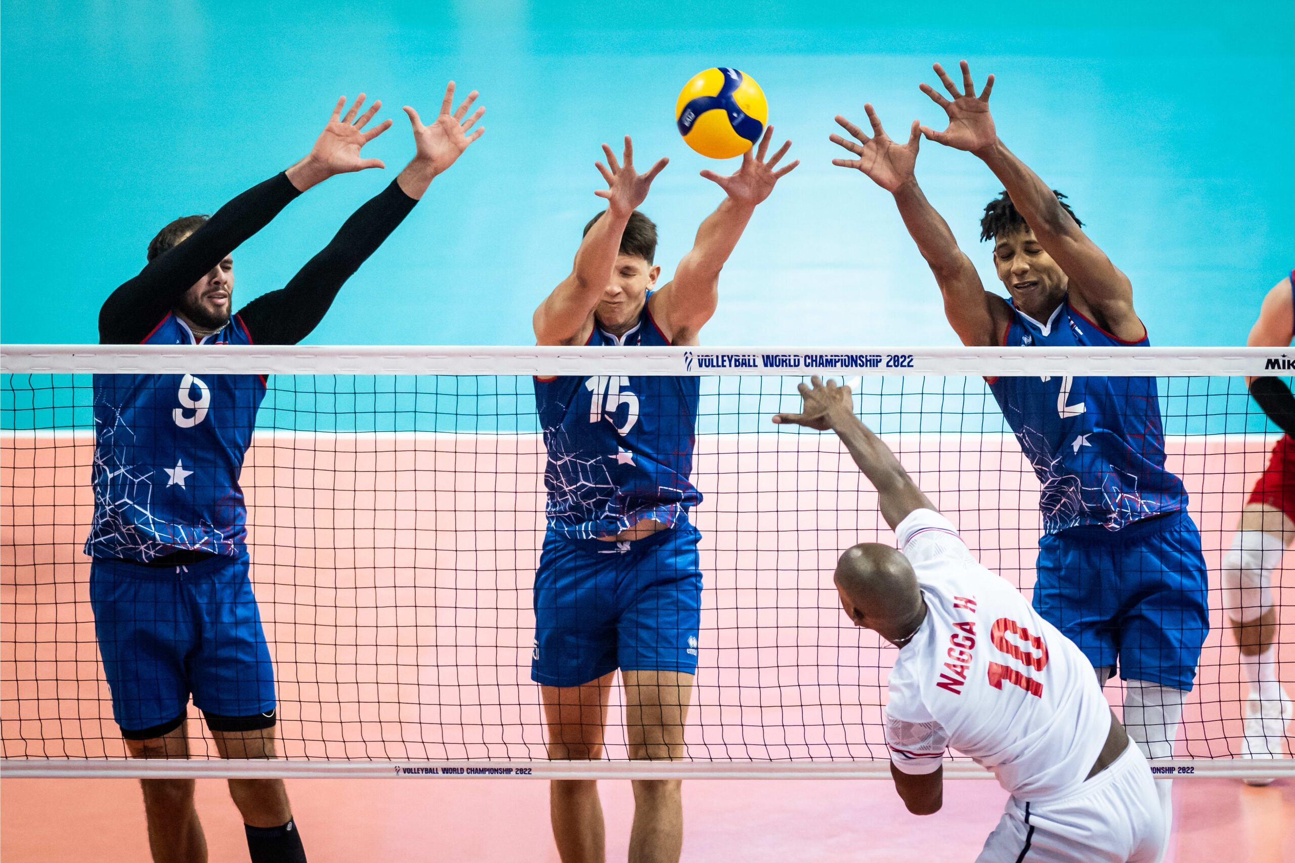 Pedro Molina (9), Jonathan Rodríguez (15) y Klistan Thompson (2), aquí en el triple bloqueo ante Túnez, vuelven a la carga este lunes, cuando la Selección se mide a Serbia en la primera ronda del Campeonato Mundial.