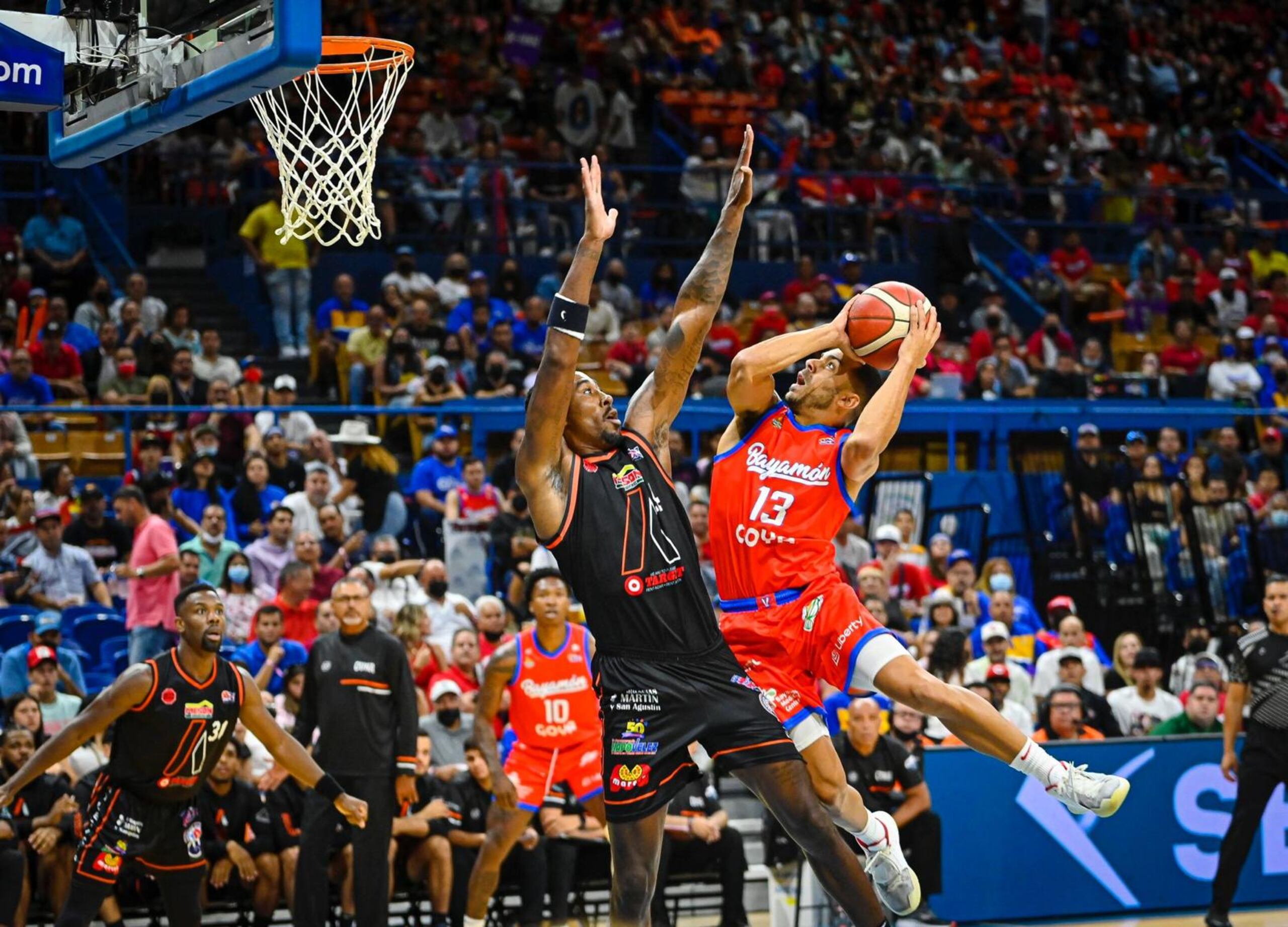 Angel Rodríguez, de los Vaqueros, chocan con Rondae Hollis-Jefferson, de los Atléticos, en un intento al canasto durante el tercer juego de la final del BSN en Bayamón.