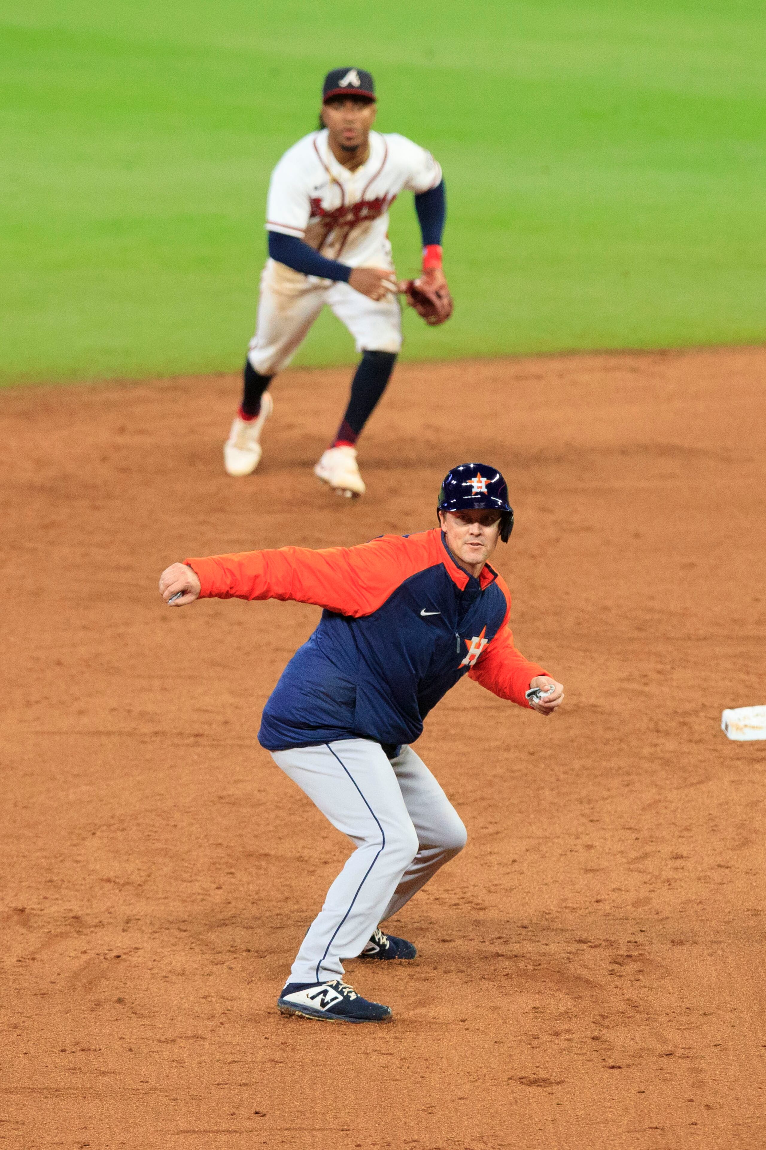 El lanzador Zack Greinke se prepara para un corrido de base durante un batazo en el cuarto juego de la Serie Mundial en Atlanta. Ver a un lanzador en base o bateando sería inexistente en el futuro si se aprueba el uso del bateador designado universal en las Mayores.