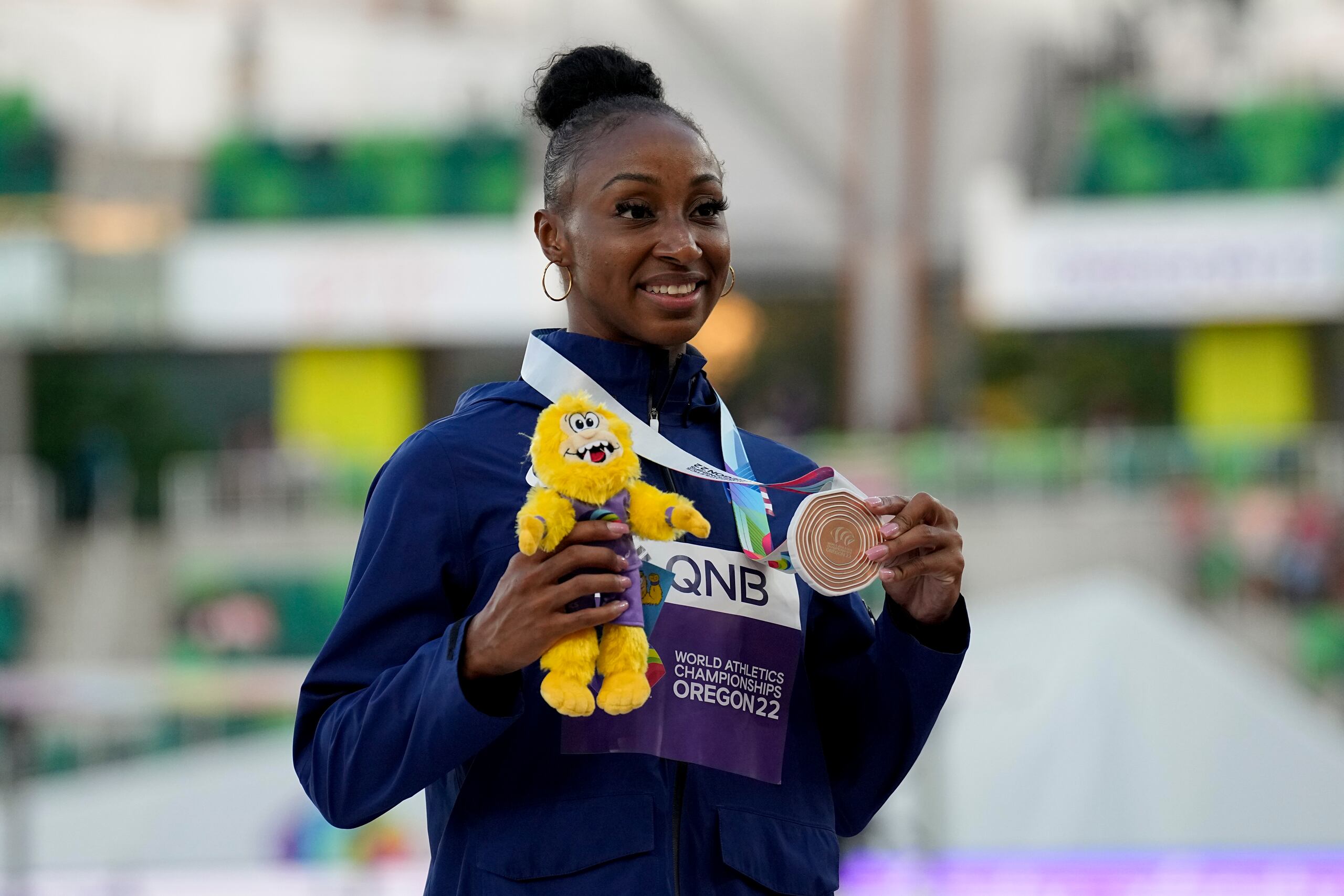 Jasmine Camacho Quinn posa junto a su medalla de bronce.