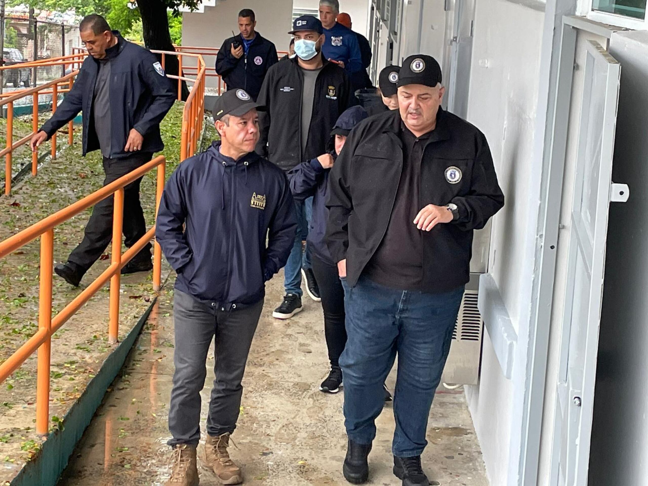 El alcalde de San Juan, Miguel Romero, conversa con el comisionado de la Policía Municipal, José J. García, sobre los planes de seguridad para la época festiva.