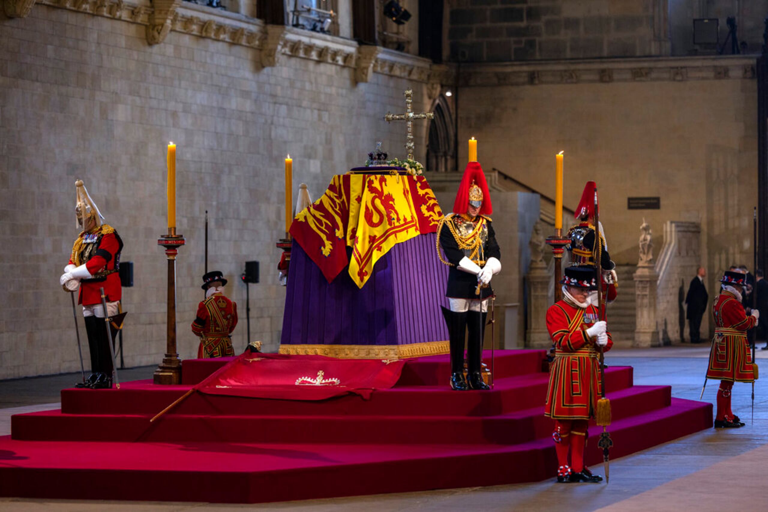 El féretro permanecerá cubierto con el estandarte real, formado por cuatro cuadrantes: dos de ellos tienen tres leones dorados que representan a Inglaterra, uno tiene un león rojo que simboliza a Escocia y el cuarto el arpa que representa a Irlanda.