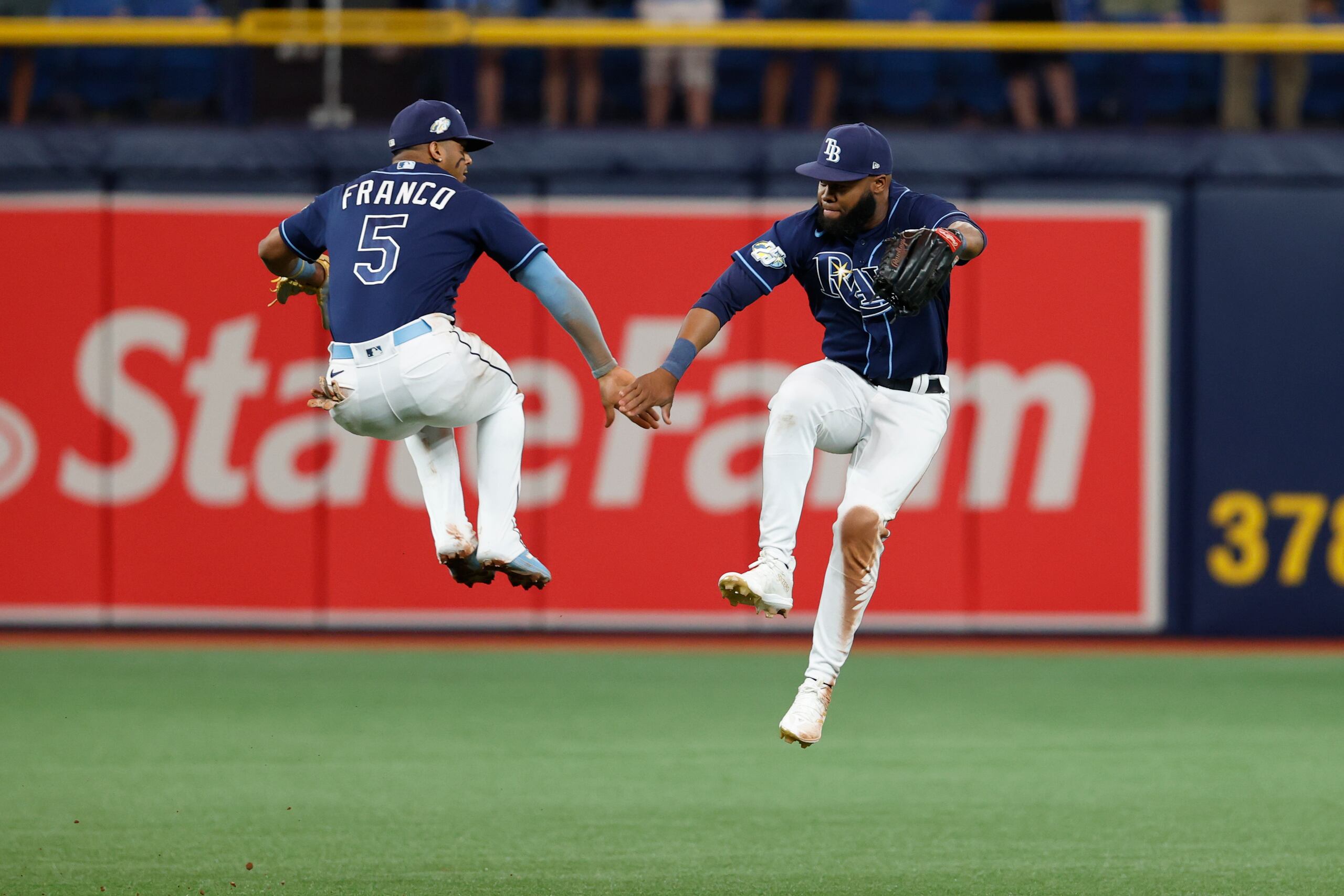 Wander Franco y Manuel Margot, de los Rays de Tampa Bay.