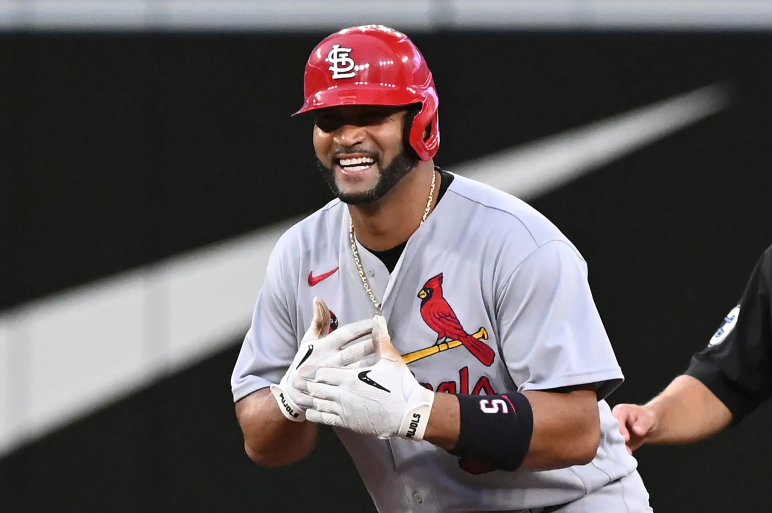 Albert Pujols, de los Cardinals de San Luis, se disfruta el momento tras pegar un doblete el miércoles en el choque ante los Blue Jays de Toronto.