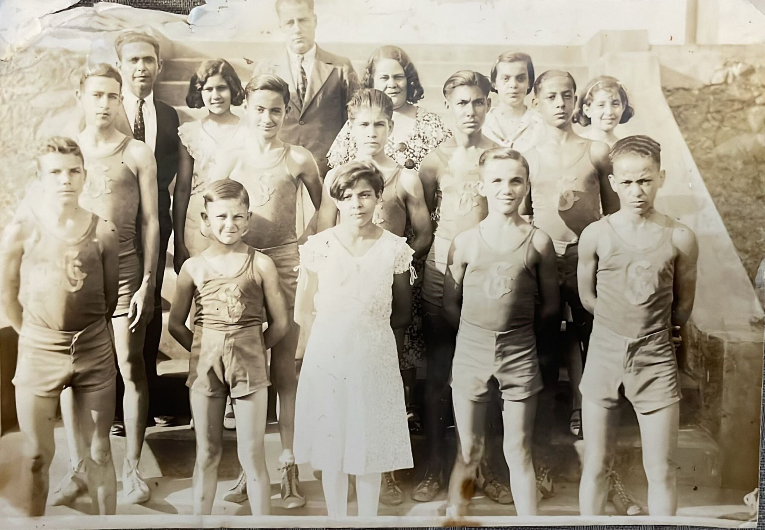 Al centro, Livia Ramírez Porrata, como madrina del equipo, posa con Luis Sambolín, a la extrema izquierda; Arquelio Torres, a su izquierda; y Armando Torres, padre, justo a su derecha.