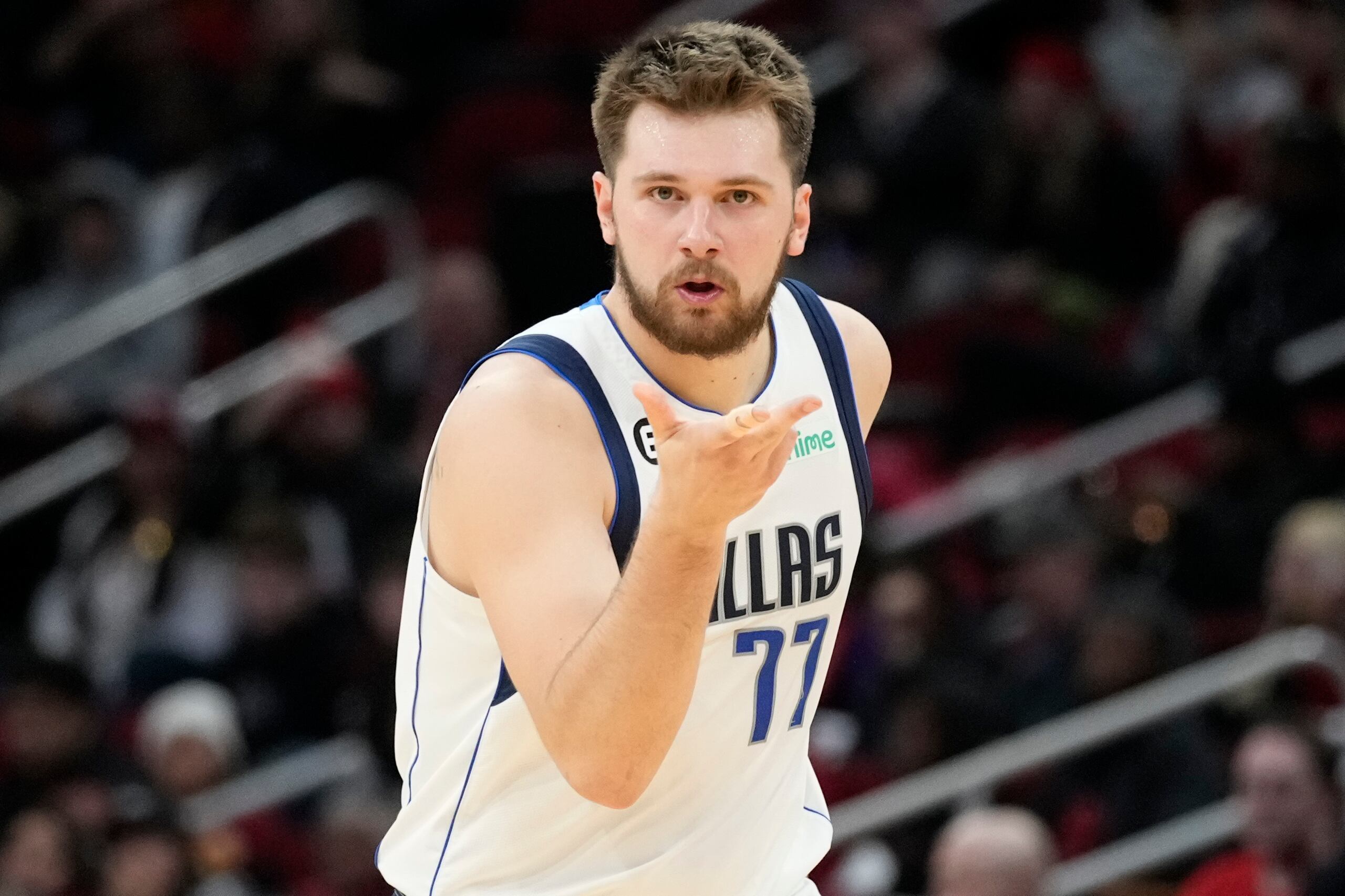 Luka Doncic reacciona después de un triple durante la segunda mitad del juego contra de los Rockets de Houston.