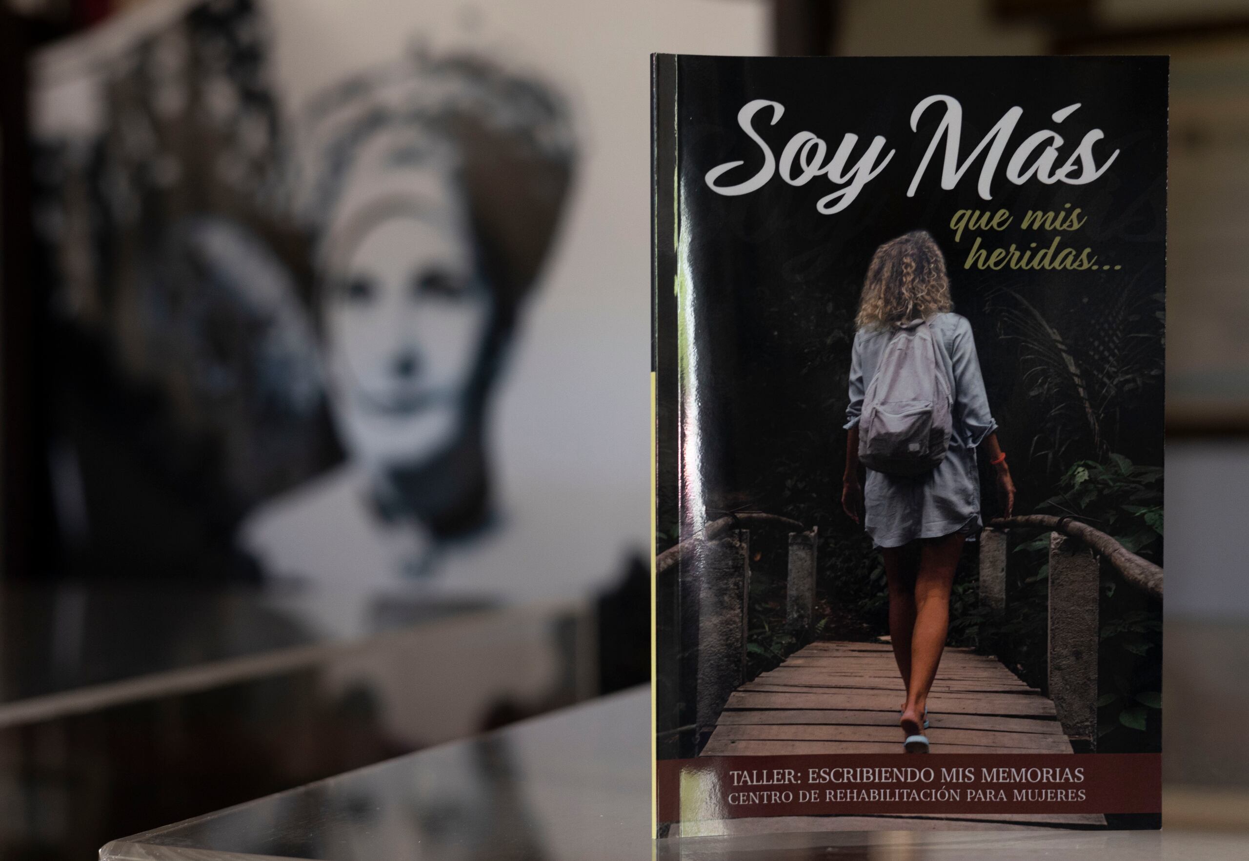 El libro "Soy más que mis heridas" forma parte de las iniciativas que se desarrollan en el taller Historia Oral que se ofrece en el Complejo de Rehabilitación para Mujeres, en Bayamón, a través de la tutoría de Sandra Enríquez Seiders, profesora del programa de Servicios Psicoeducativos de la Fundación Felisa Rincón de Gautier.

