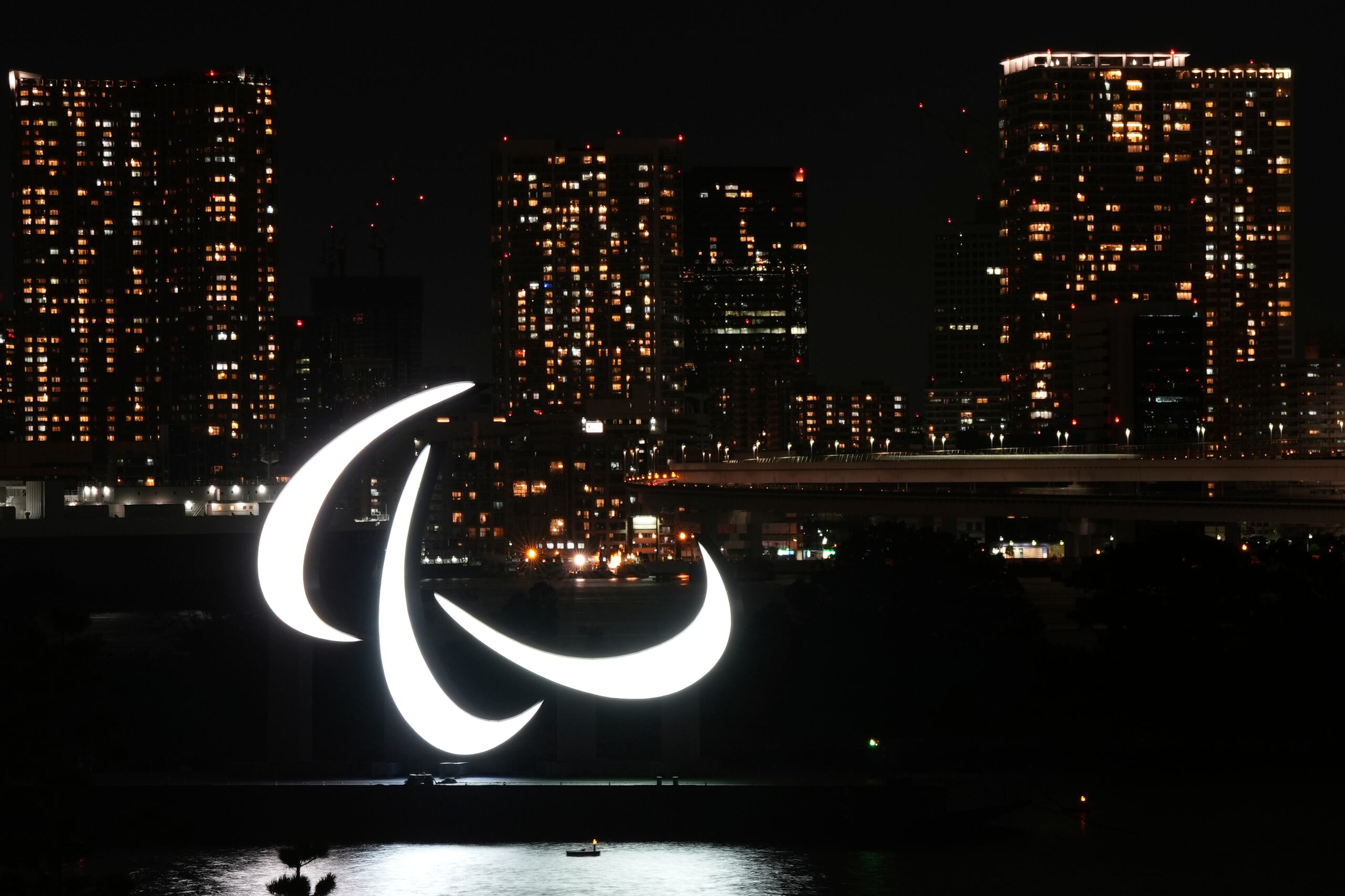 El logo de los Juegos Paralímpicos flota en la Bahía de Tokio, el sábado 21 de agosto de 2021. (AP Foto/Shuji Kajiyama)