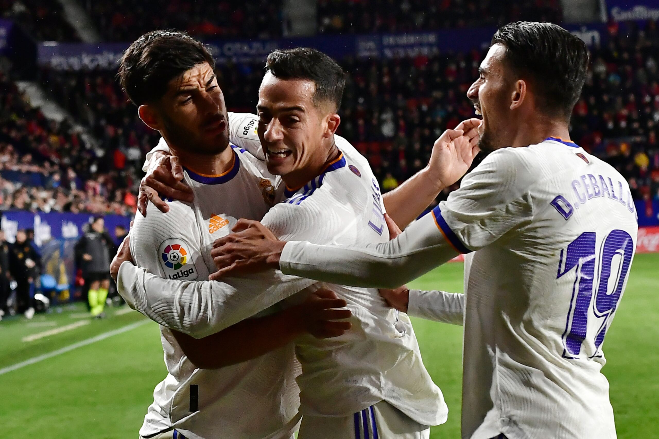 Marco Asensio, Lucas Vazquez y Dani Ceballos celebran después de que Real Madrid sumara un gol en el partido.