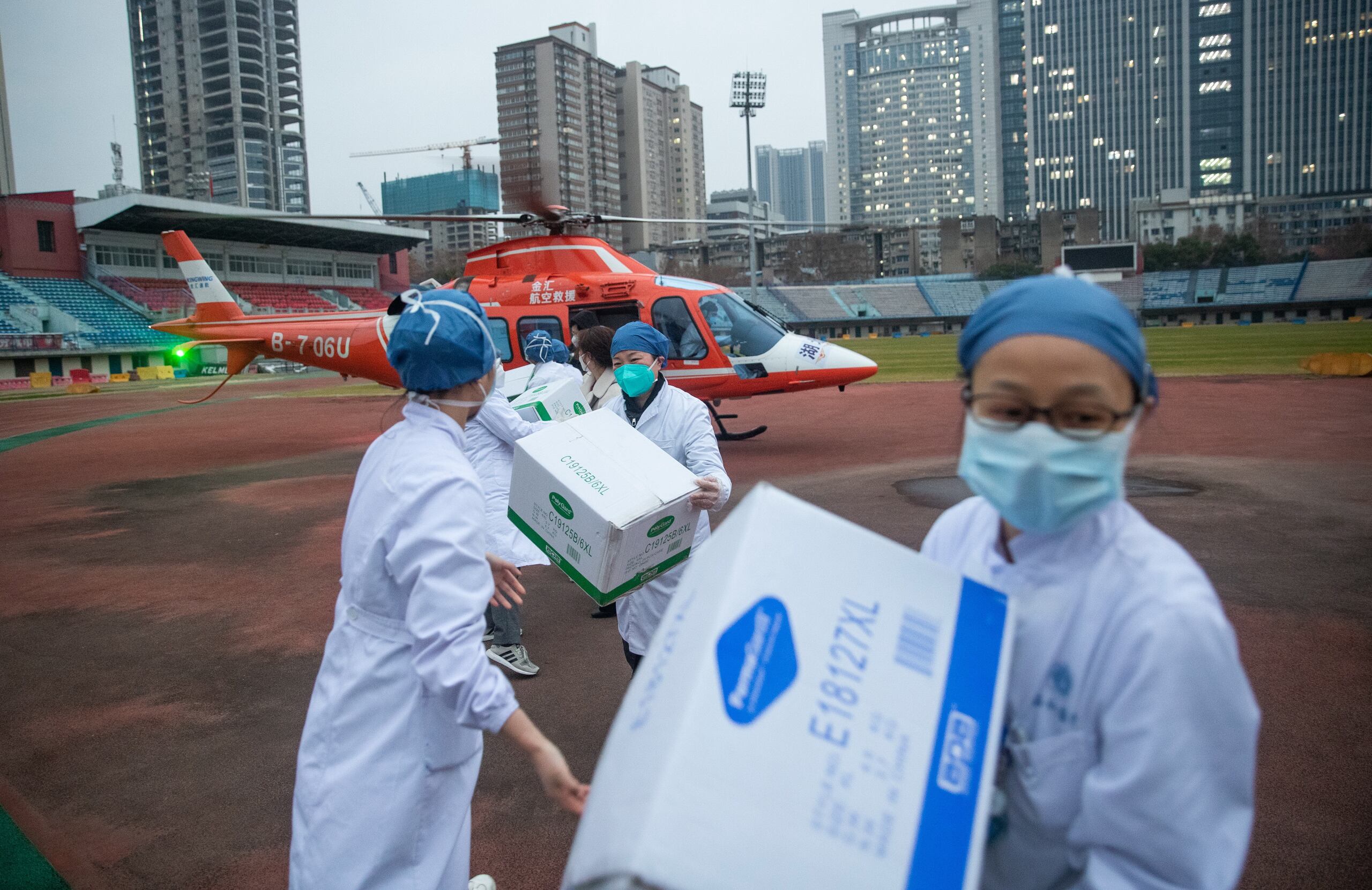 Sanitarios chinos en la ciudad de Wuhan, cuna presumible del coronavirus. (EFE/EPA/YFC CHINA OUT[CHINA OUT])