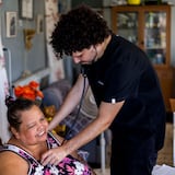 PJ Sin Suela ofrece el lado lindo de la medicina visitando hogares de la gente en necesidad