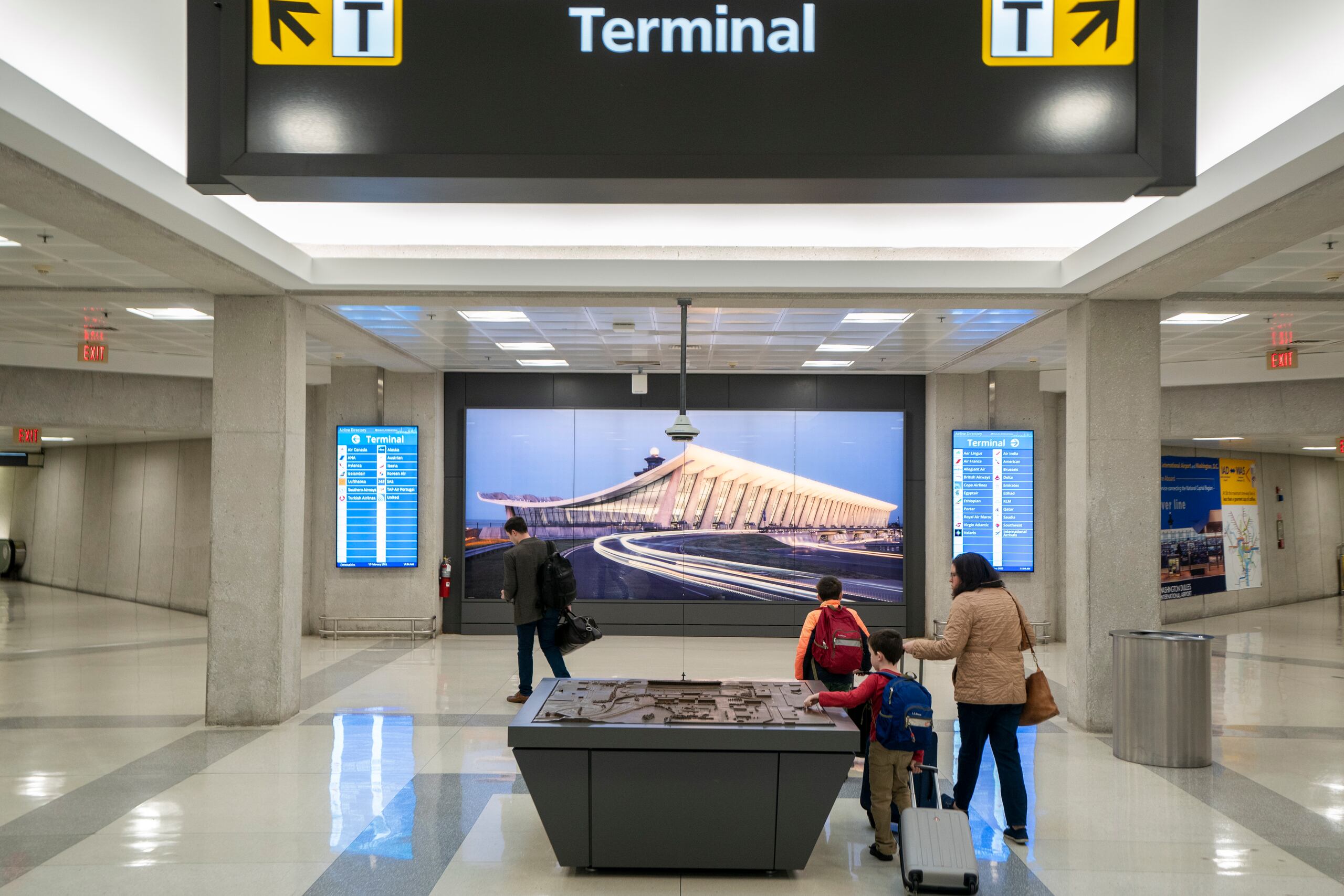 Fotografía de archivo de personas caminando en el Aeropuerto Internacional Dulles en Virginia (EE.UU.). EFE/EPA/SHAWN THEW
