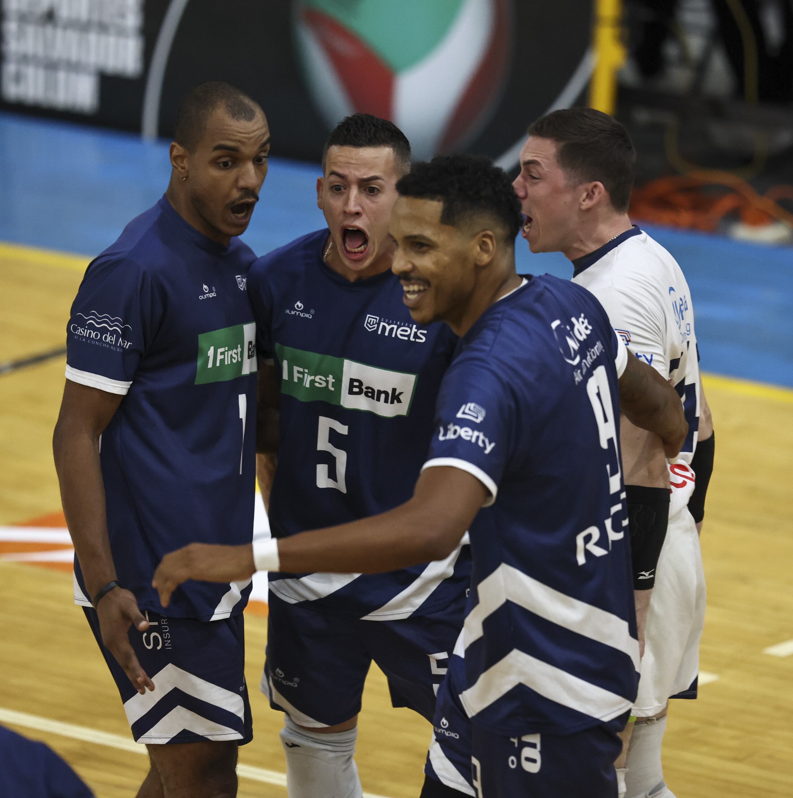 Los nuevos campeones Mets de Guaynabo celebran un punto contra los Changos durante el quinto juego de la final del Voleibol Superior.