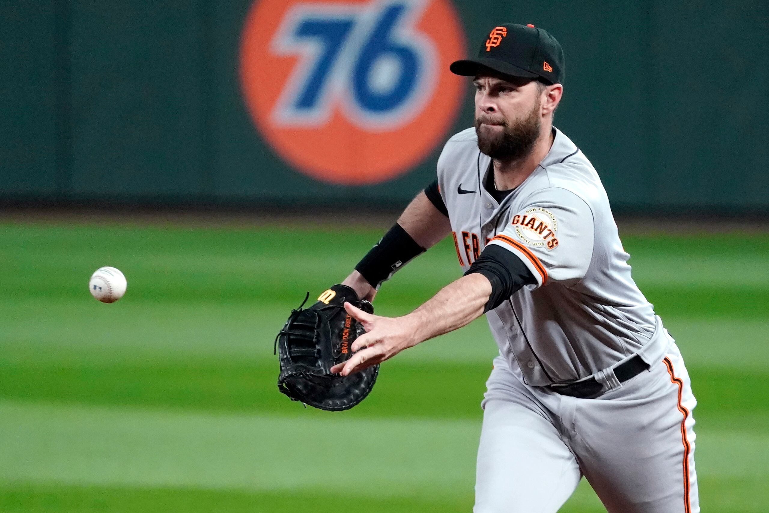 El inicialista de los Giants de San Francisco, Brandon Belt, regresará con la novena para la campaña del 2022 tras aceptar la oferta cualificatoria que le hizo el equipo.