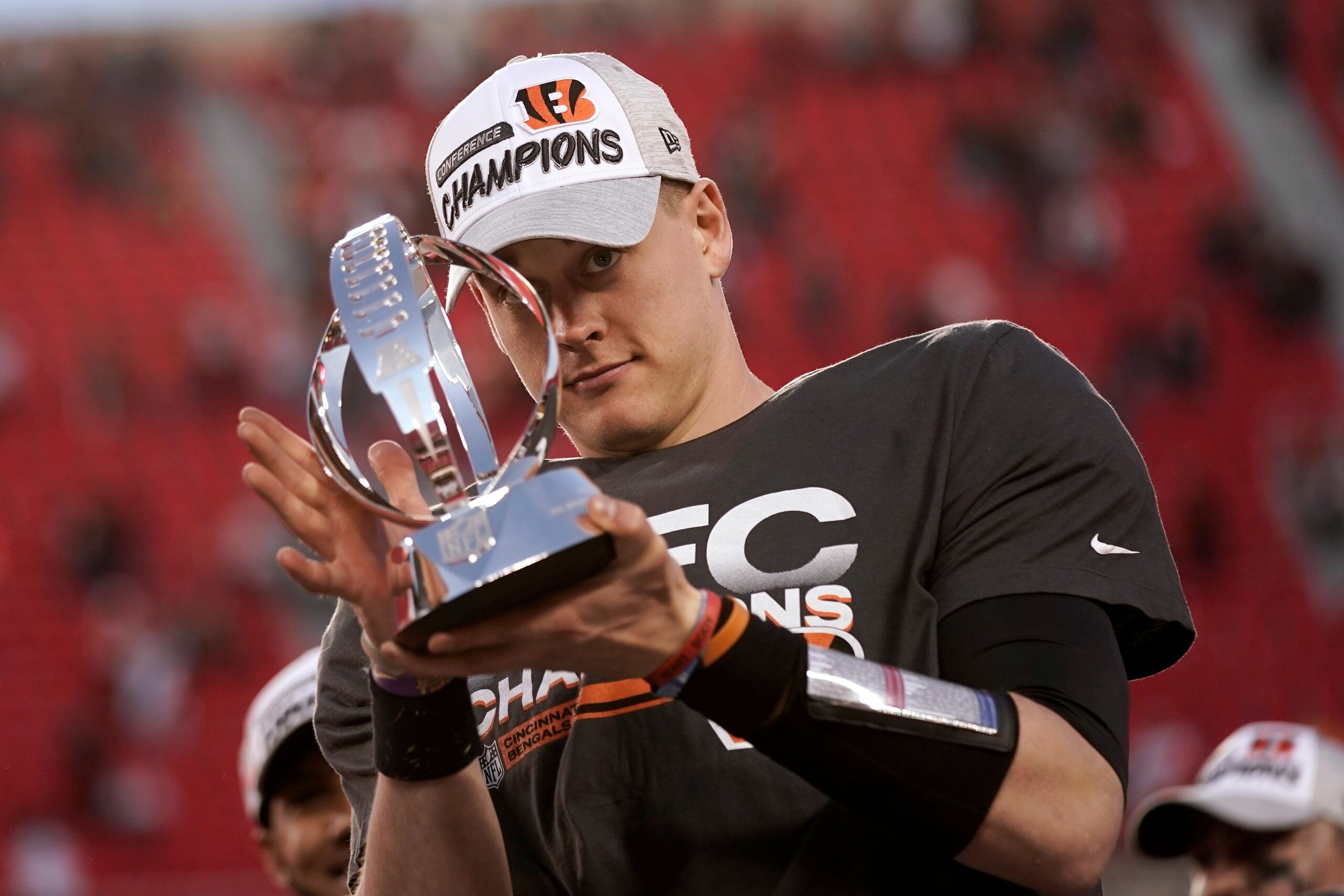 Joe Burrow, quarterback de los Bengals de Cincinnati, sostiene el trofeo Lamar Hunt, luego de ganar la final de la Conferencia Americana ante los Chiefs de Kansas City.