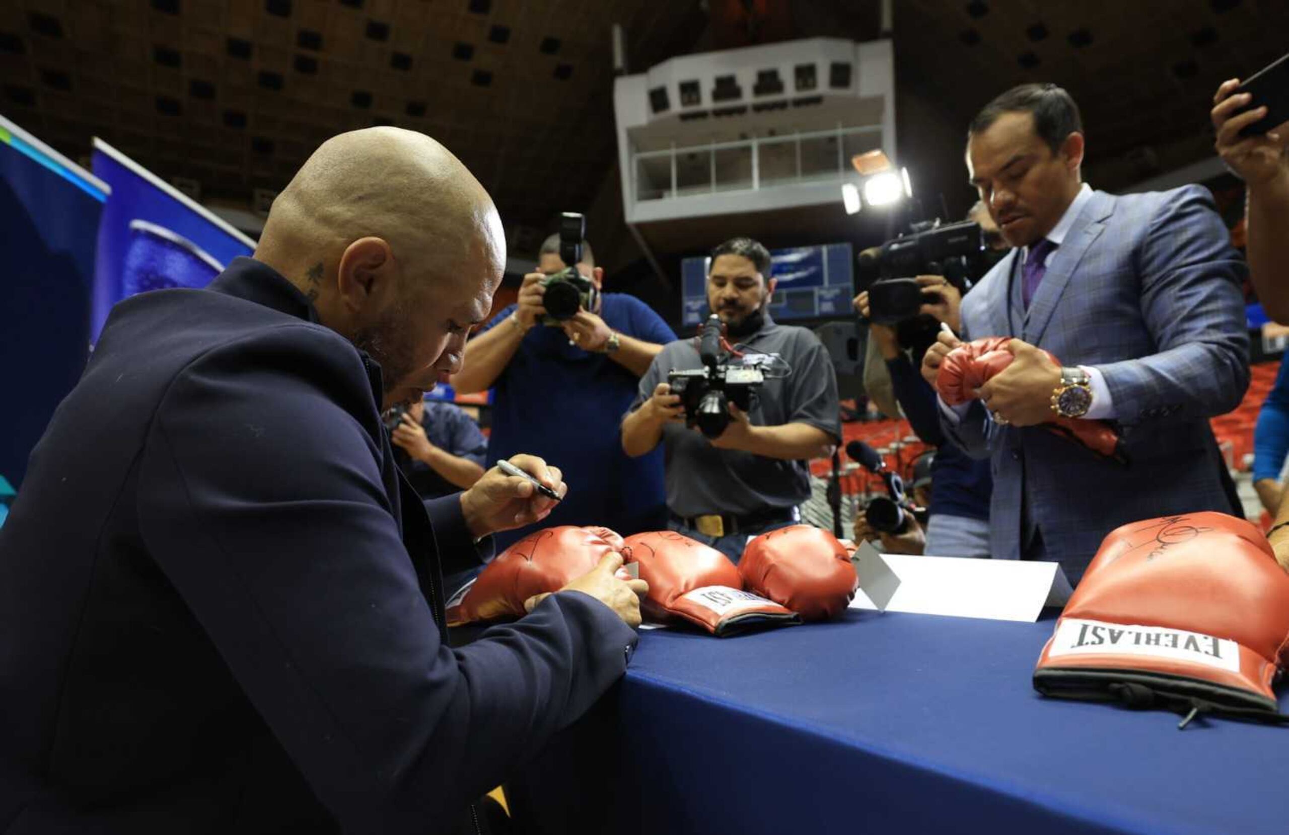 Juan Manuel Márquez (derecha) se encuentra en Puerto Rico para la promoción de la plataforma ProBox TV a al que se asoció Miguel Cotto.