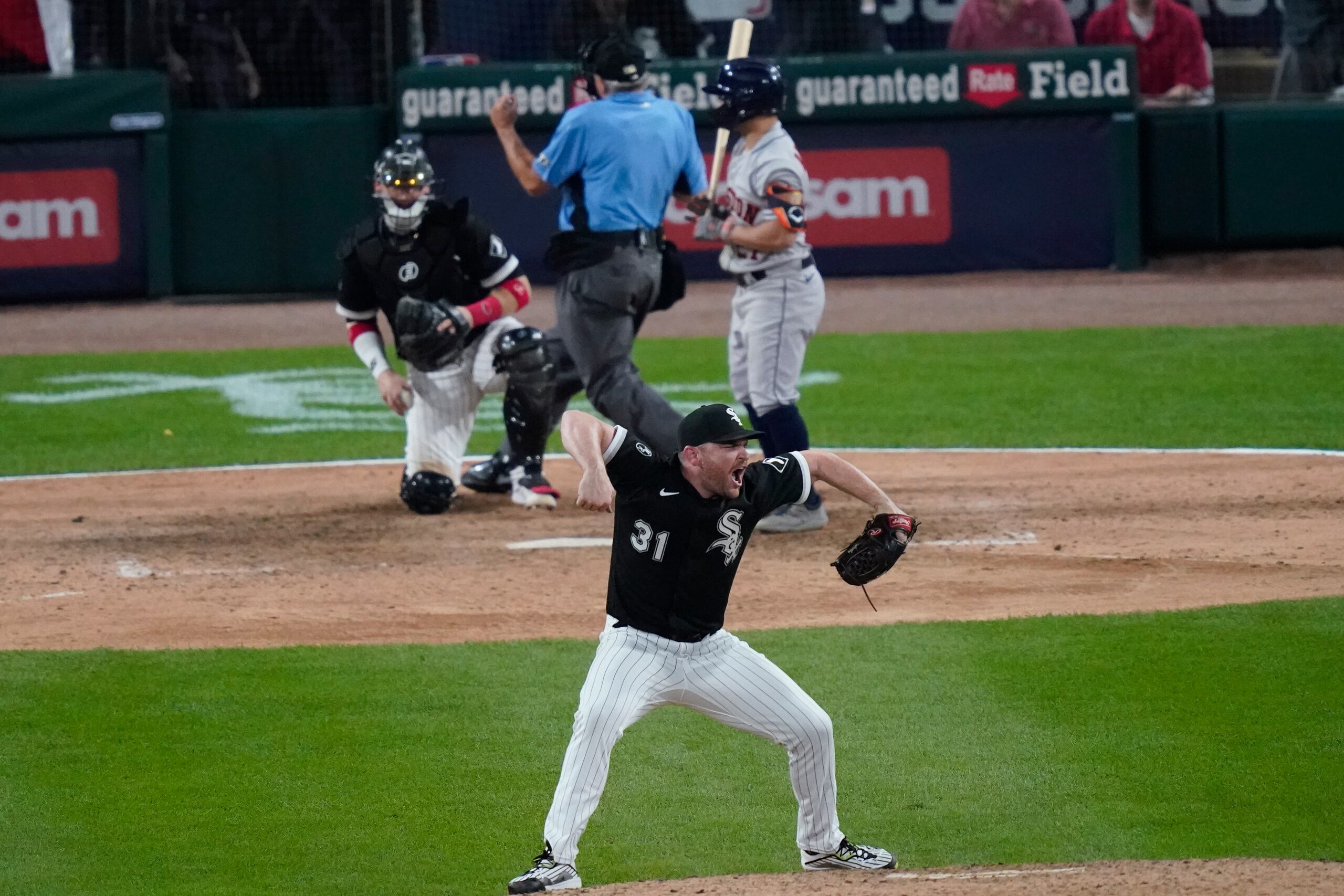 El relevista de los Medias Blancas de Chicago Liam Hendriks tras sacar el último out en la victoria sobe los Astros de Houston en el tercer juego de la serie divisional de la Liga Americana, el domingo 10 de octubre de 2021, en Chicago. (AP Foto/Charles Rex Arbogast)