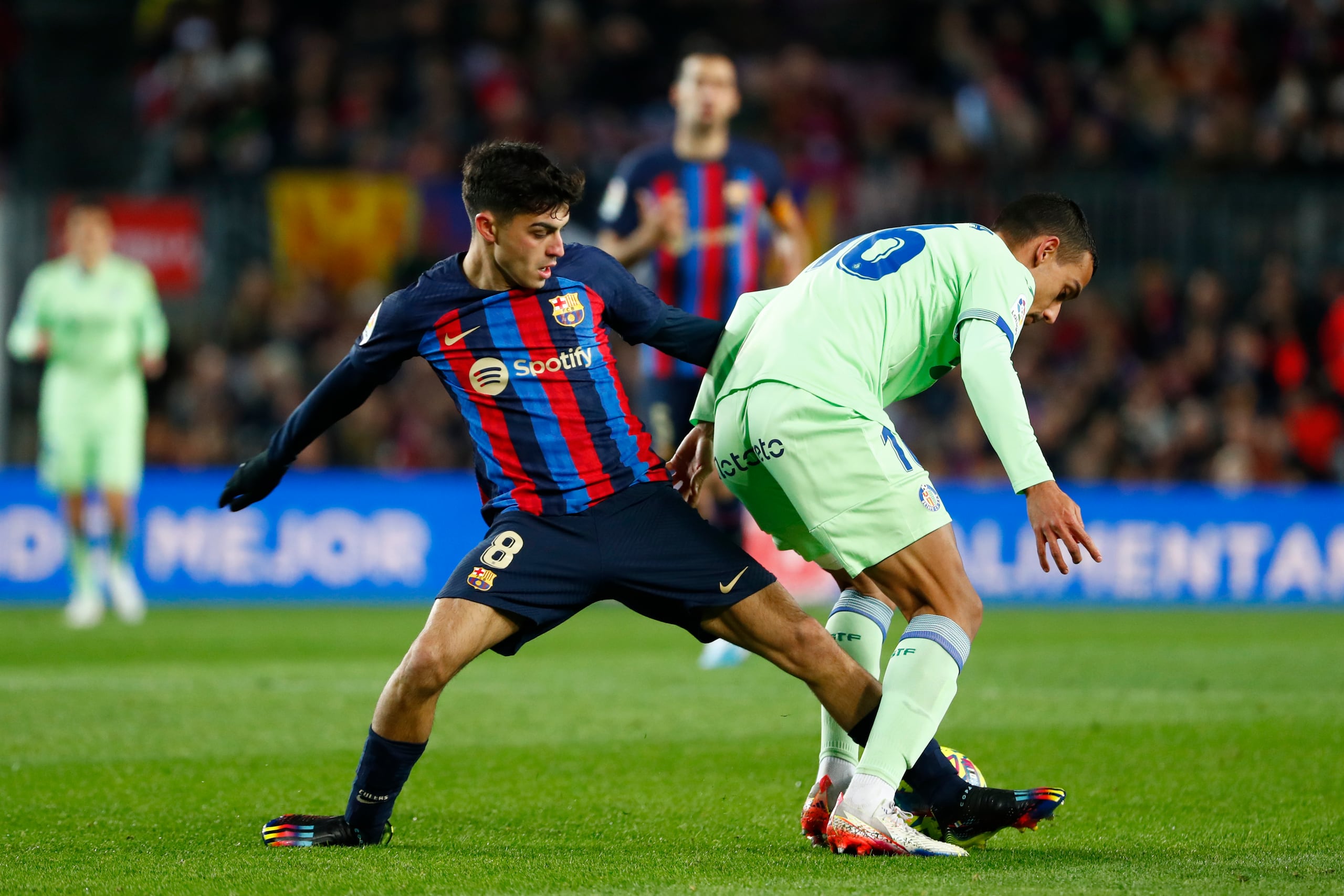 Pedri (izquierda) del Barcelona pugna el balón con Ángel Algobia del Getafe en el partido de la Liga española, el domingo 222 de enero de 2023. (AP Foto/Joan Monfort)