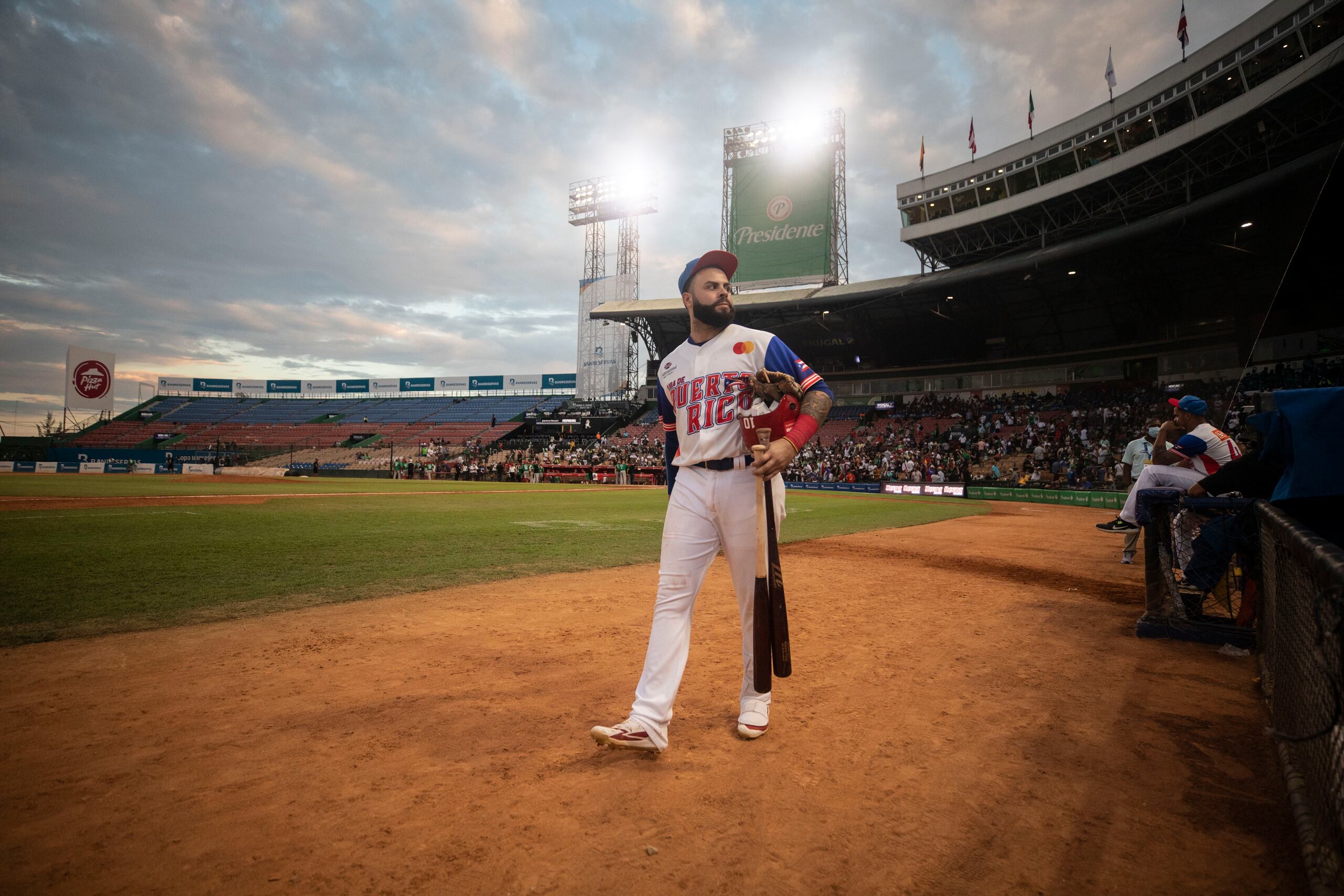 Emmanuel Rivera camina con los bates tras la eliminación de Puerto Rico en la tarde del lunes.