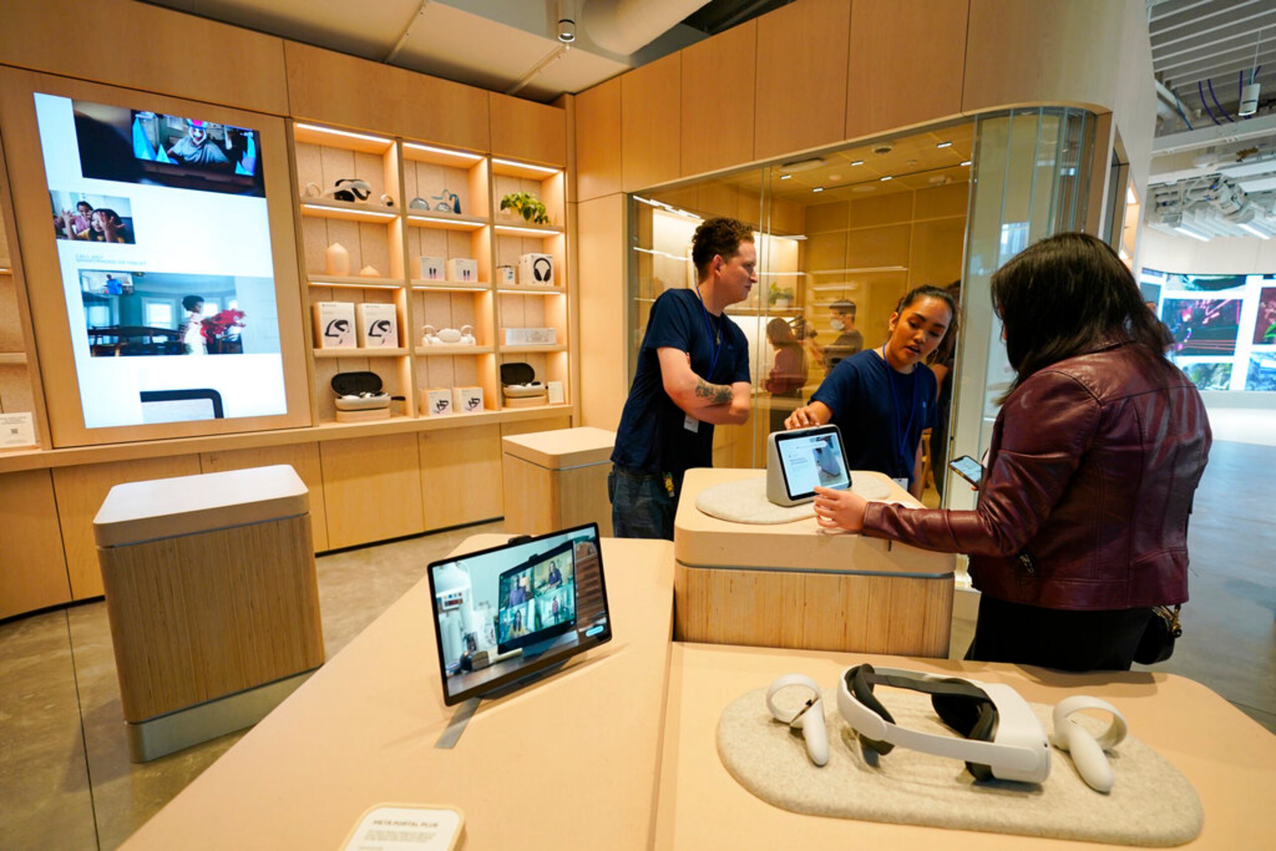 Una mujer examina el producto Meta Portal Go durante una vista previa de la tienda Meta en Burlingame, California, el 4 de mayo de 2022.