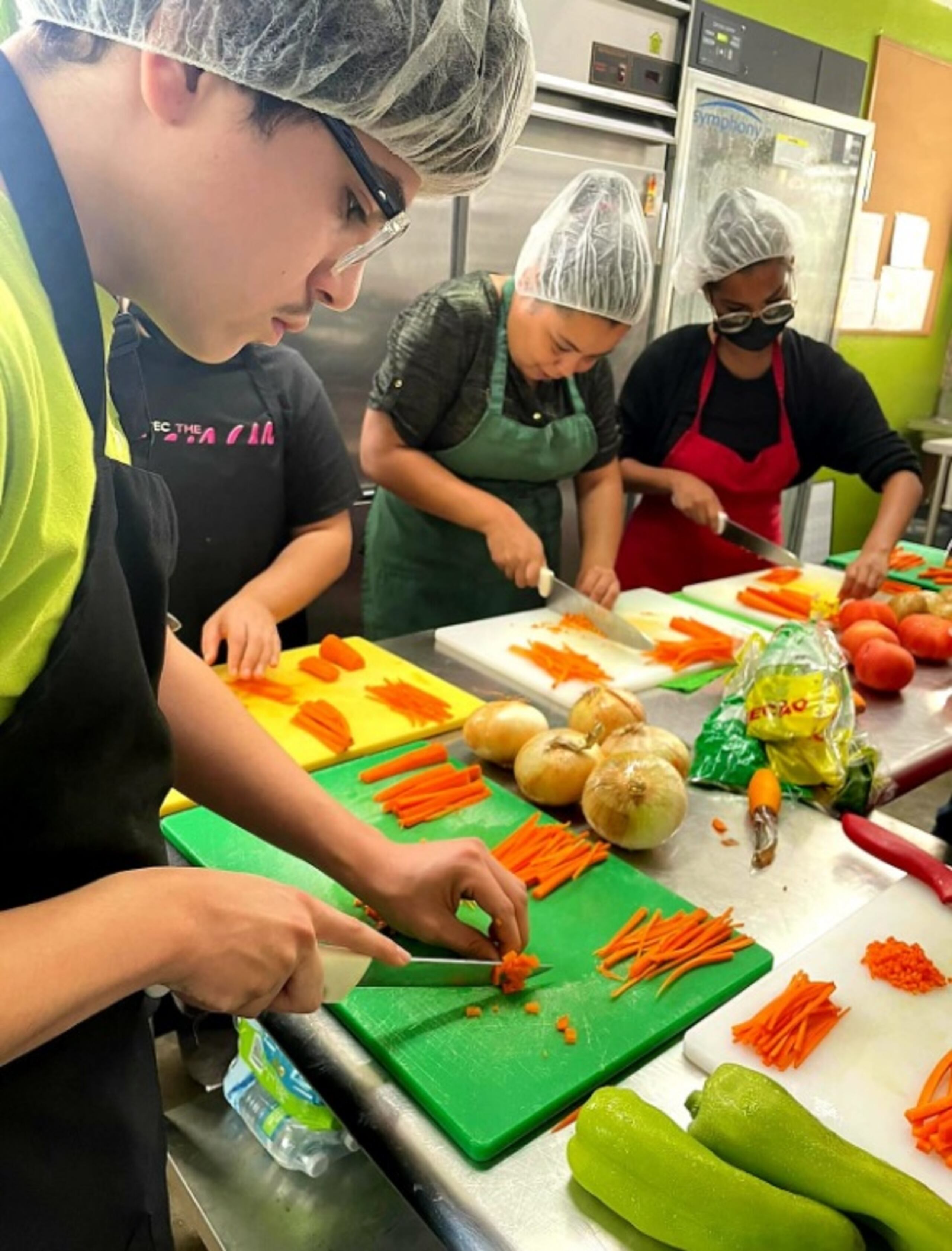 Allí le enseñan a los voluntarios a confeccionar los productos a la vez que se desarrollan como ciudadanos responsables.