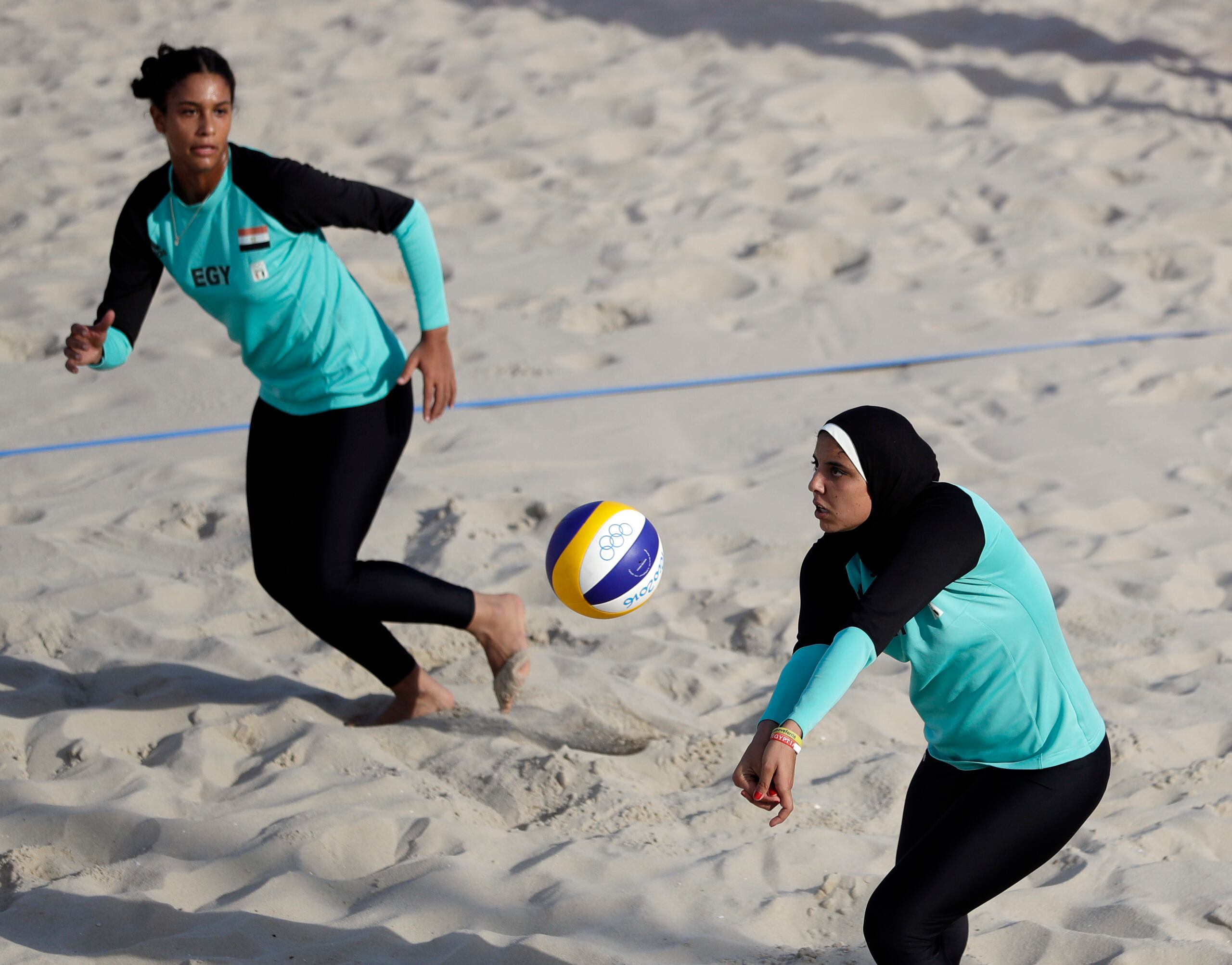 En las Olimpiadas de Río en 2016, la pareja egipcia de Nada Meawad y Doaa Elghobashy utilizó uniformes más conservadores durante su participación, algo que las reglas del voleibol de playa permite en sus reglas.