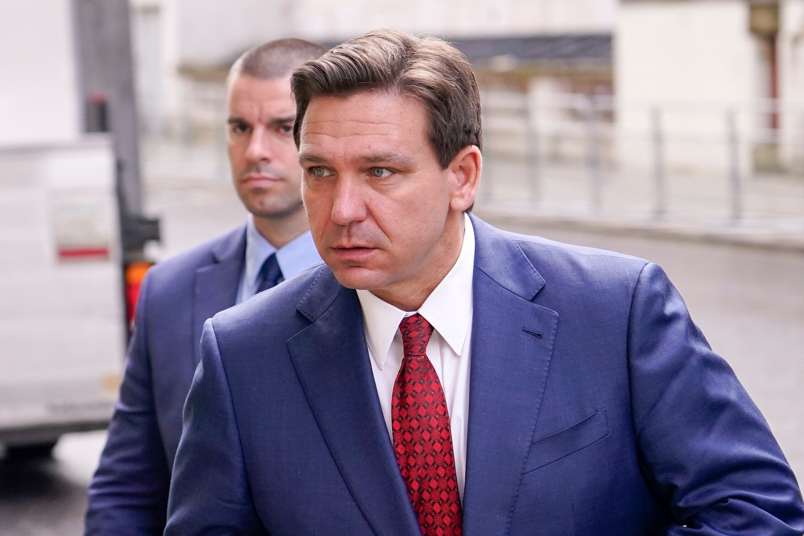 Imagen de archivo del gobernador de Florida, el republicano Ron DeSantis, cuando llega a la Oficina del Exterior para visitar al secretario del exterior británico James Cleverly en Londres.